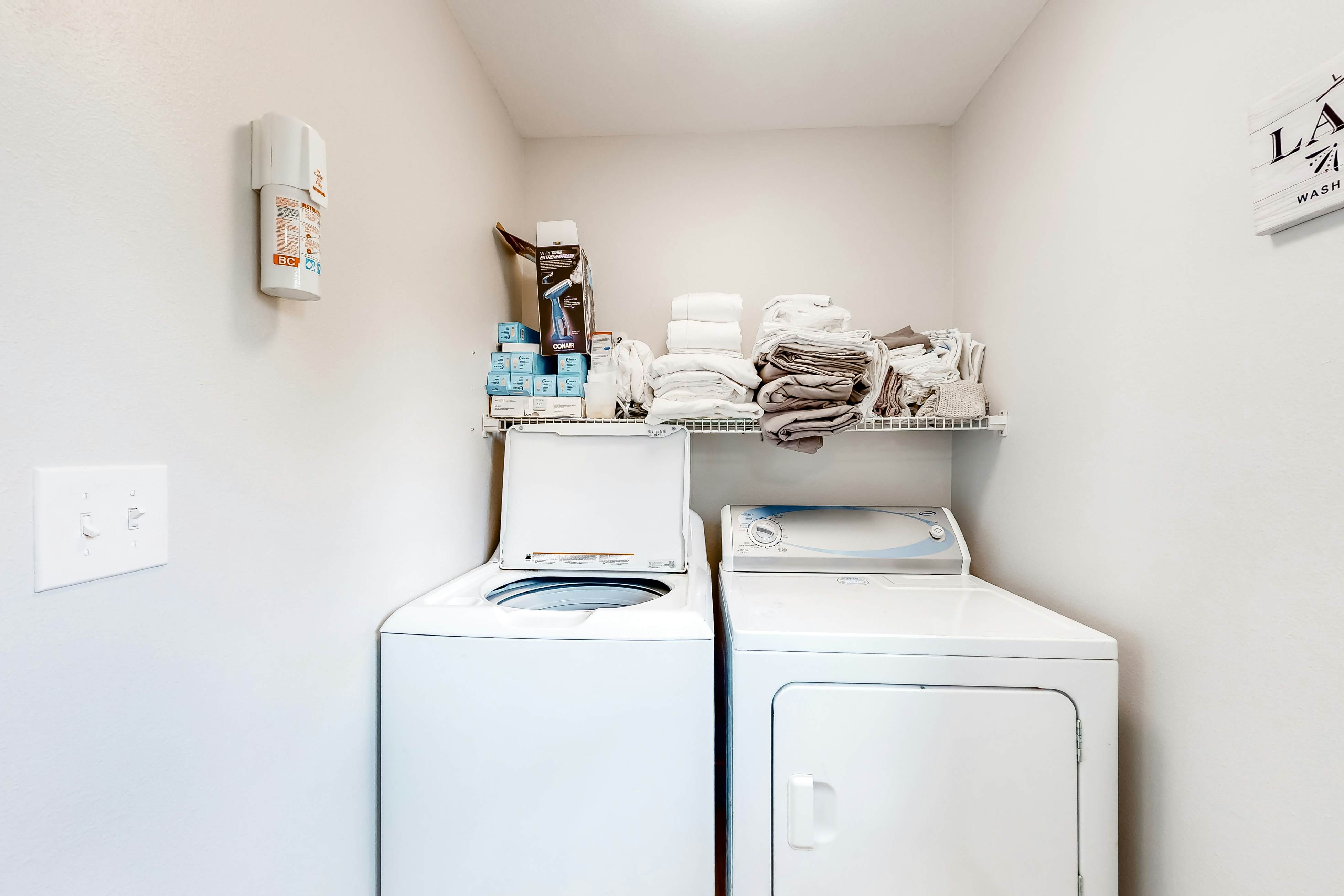 Enchanting home near the coast with hot tub, full kitchen & washer/dryer