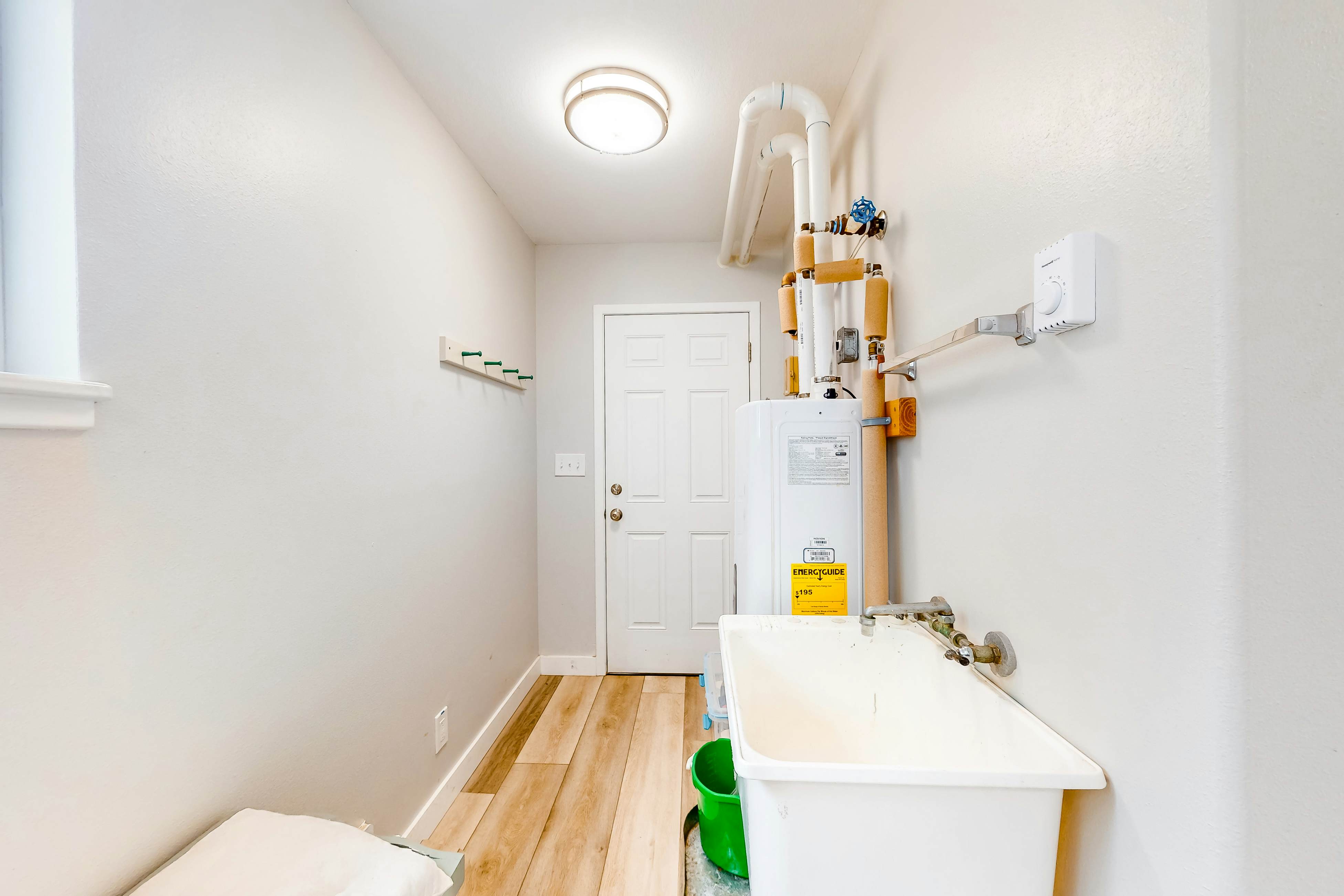 Enchanting home near the coast with hot tub, full kitchen & washer/dryer