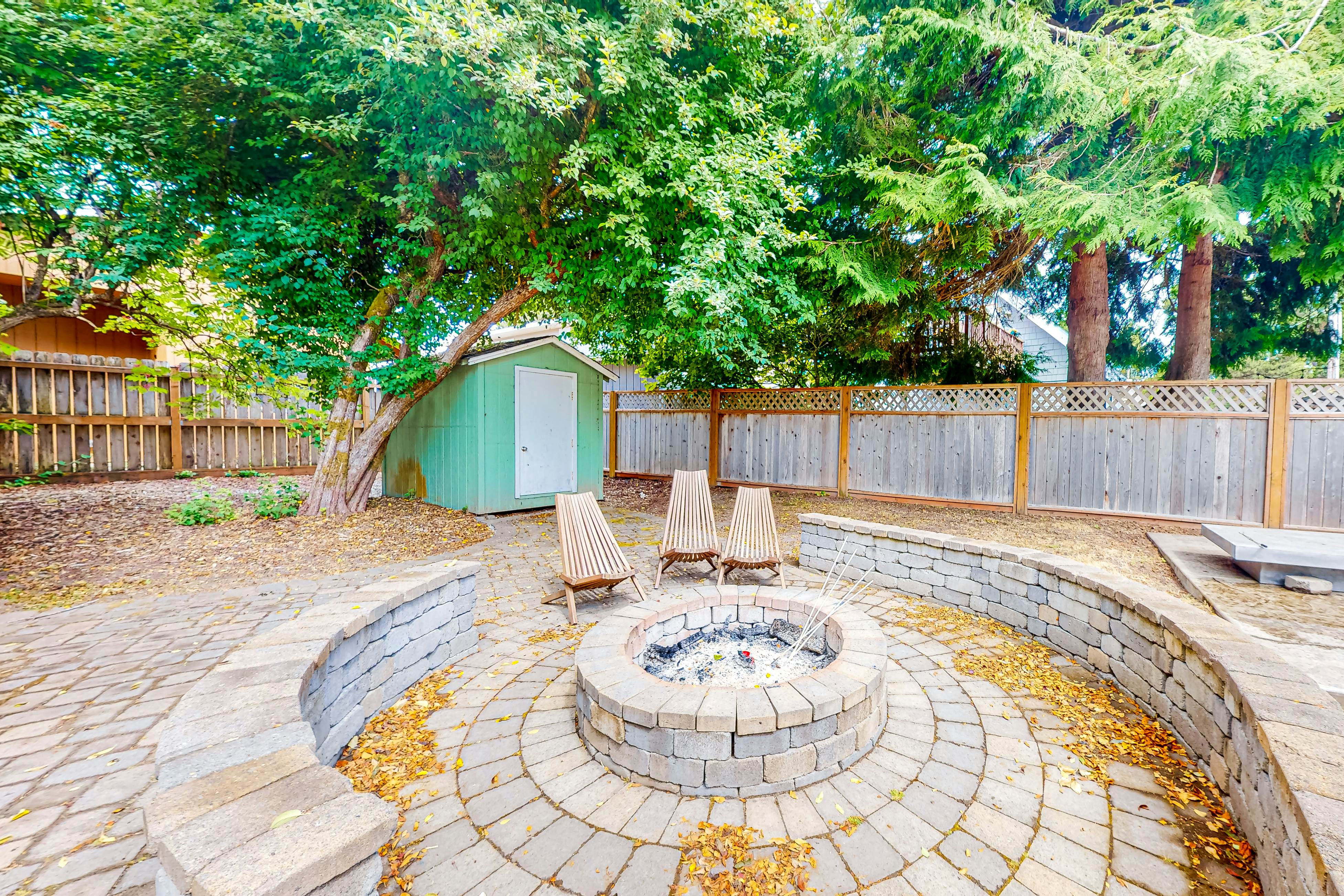 Enchanting home near the coast with hot tub, full kitchen & washer/dryer