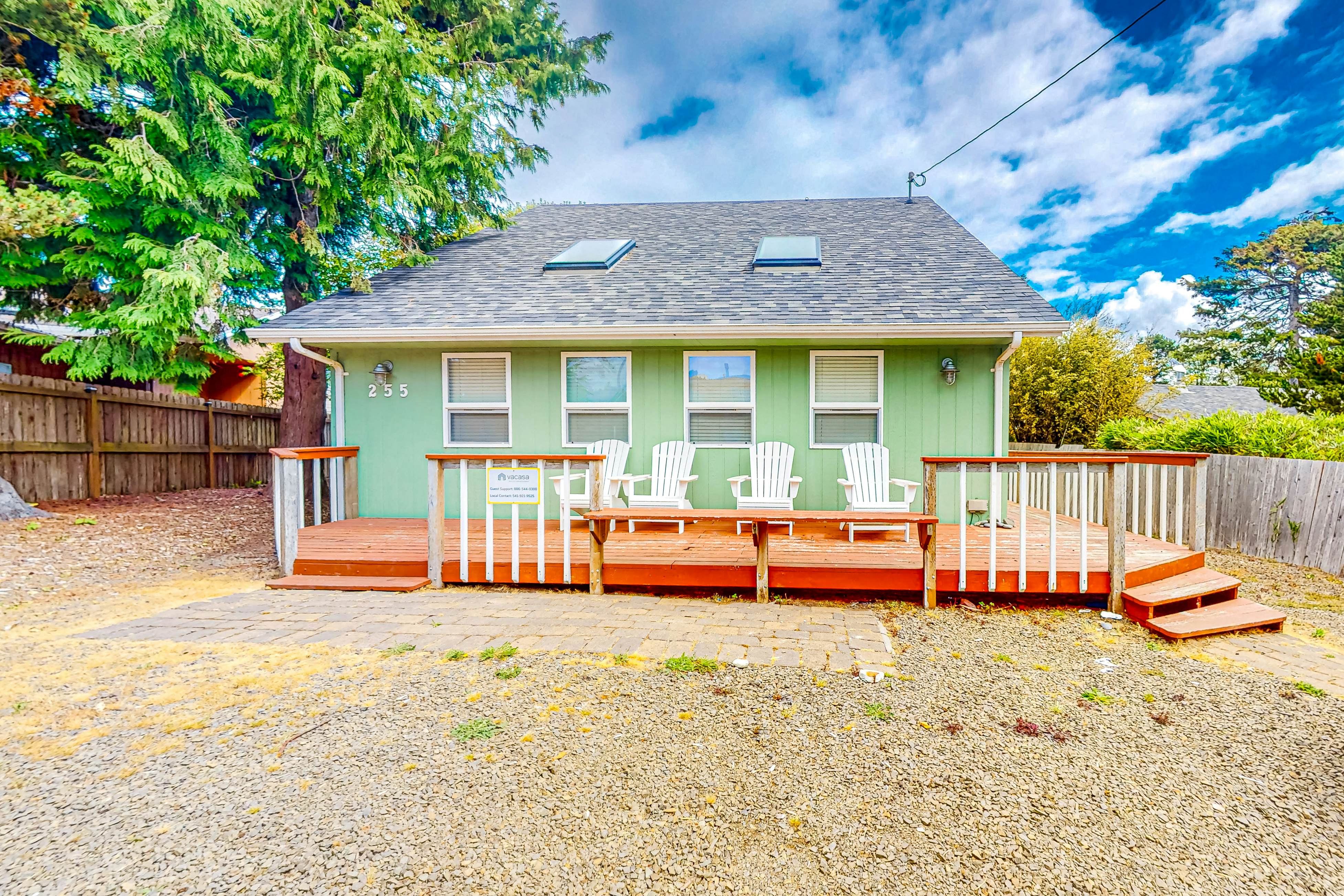 Enchanting home near the coast with hot tub, full kitchen & washer/dryer