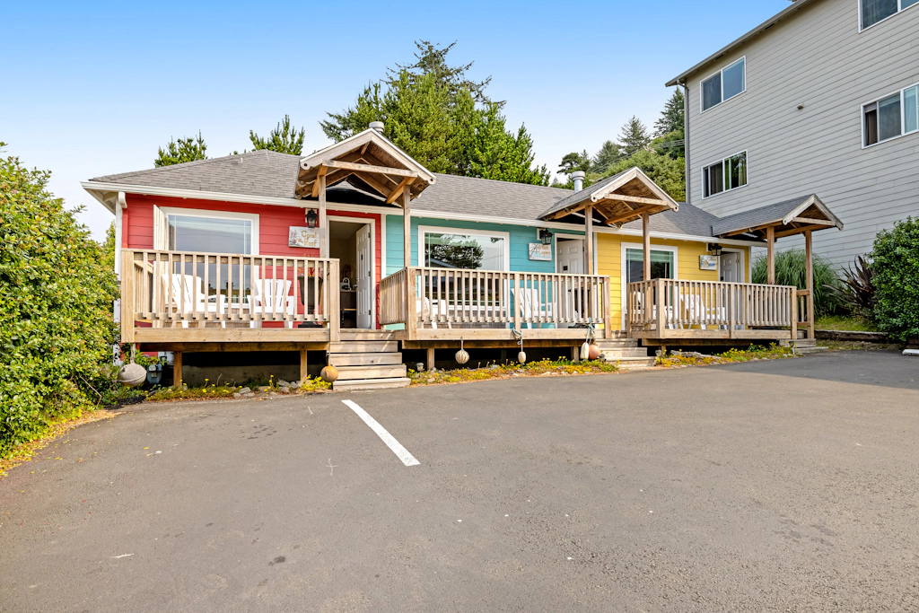 Dog Friendly Cabin near the Beach with Deck Gas Fireplace Kitchenette Free WiFi