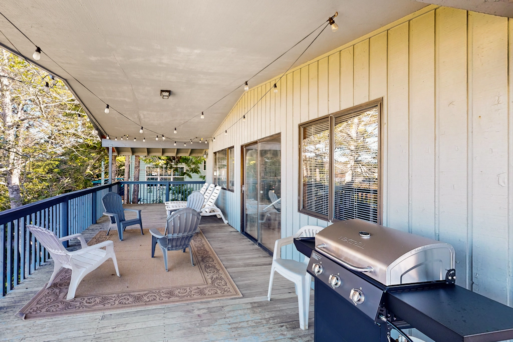 Comfortable inviting home with great deck 2 blocks to the beach