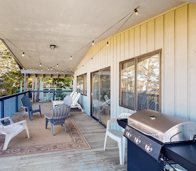 Comfortable inviting home with great deck 2 blocks to the beach