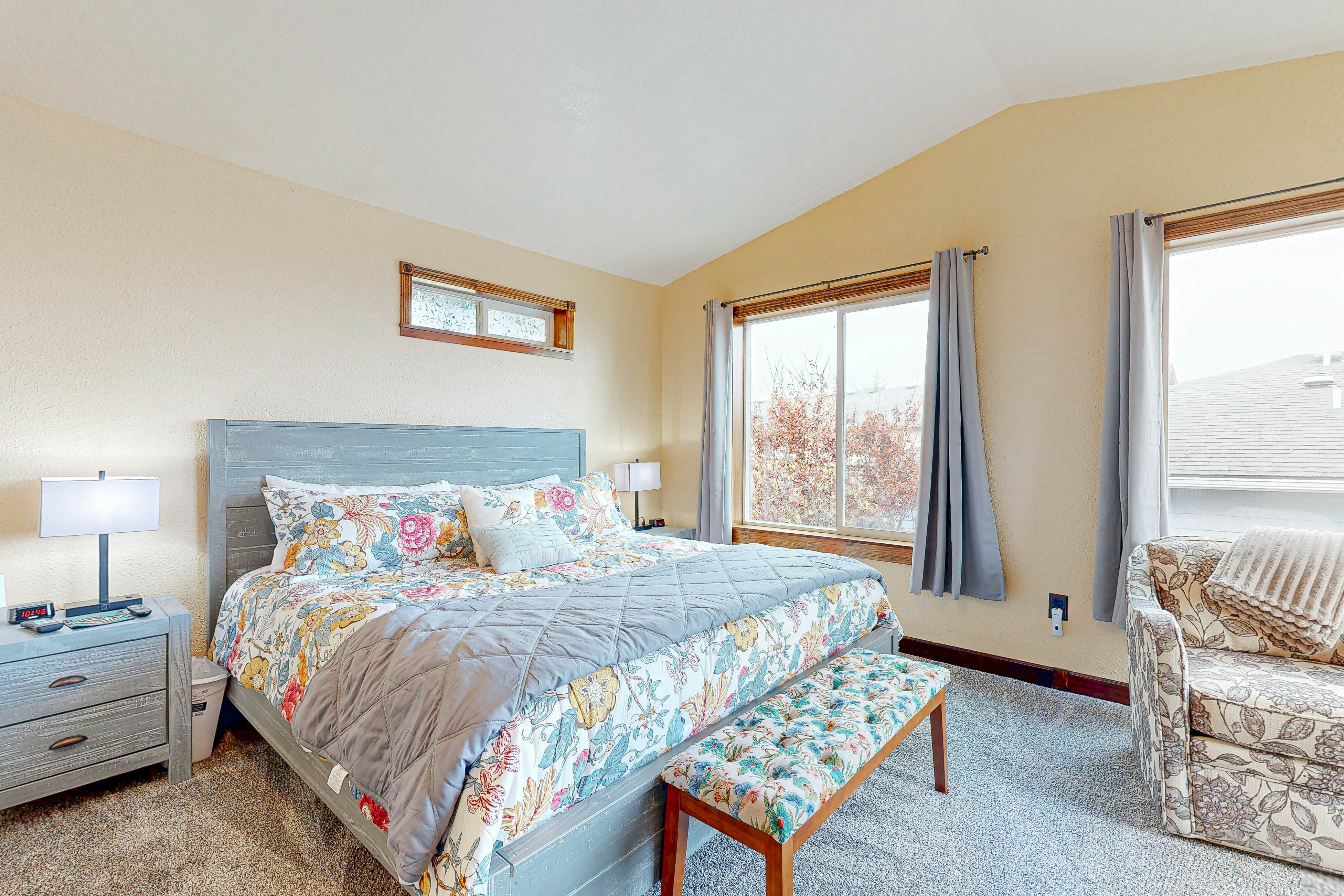 Spacious home with Ocean Views, game room, office, deck/patio & grill - dogs ok