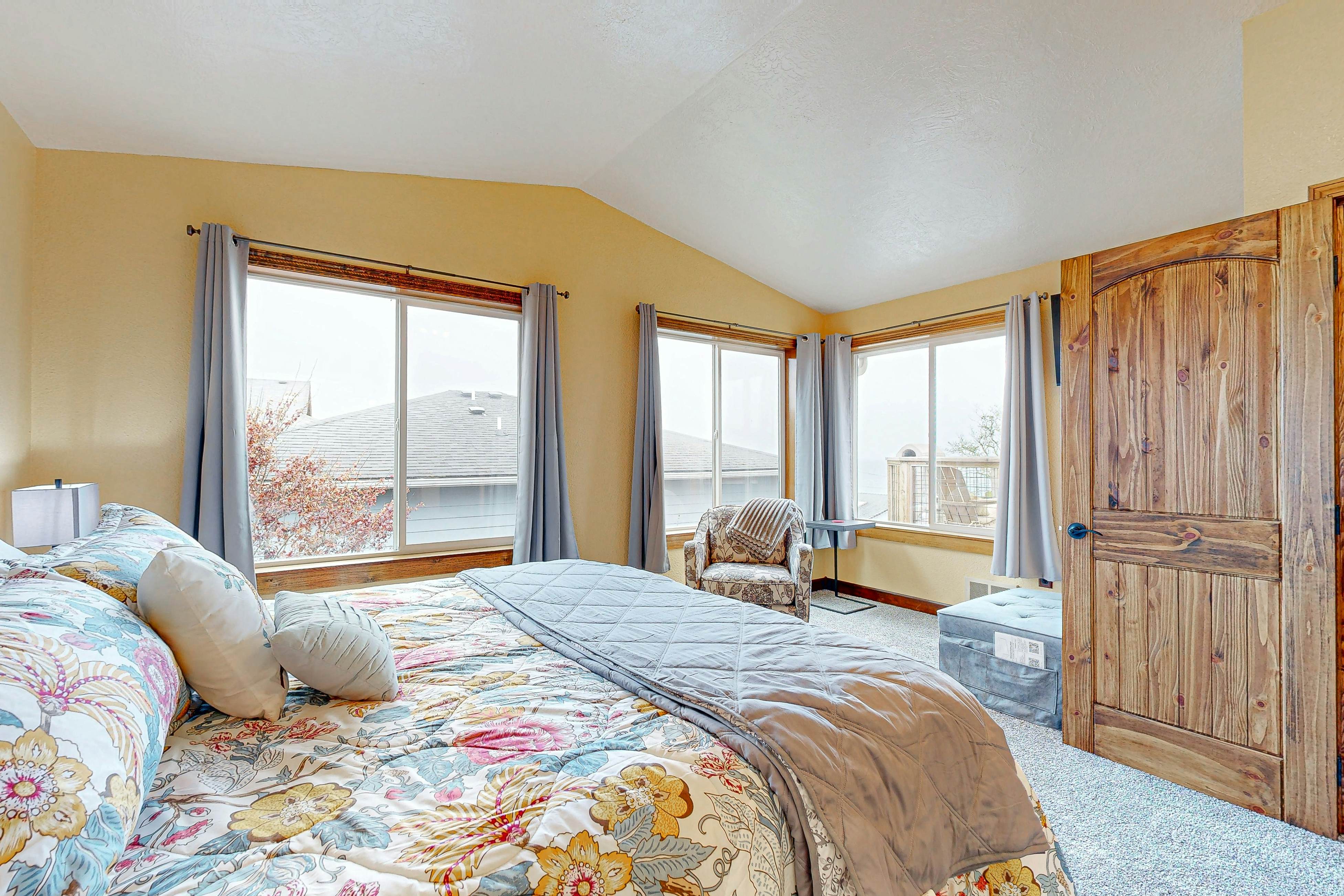 Spacious home with Ocean Views, game room, office, deck/patio & grill - dogs ok