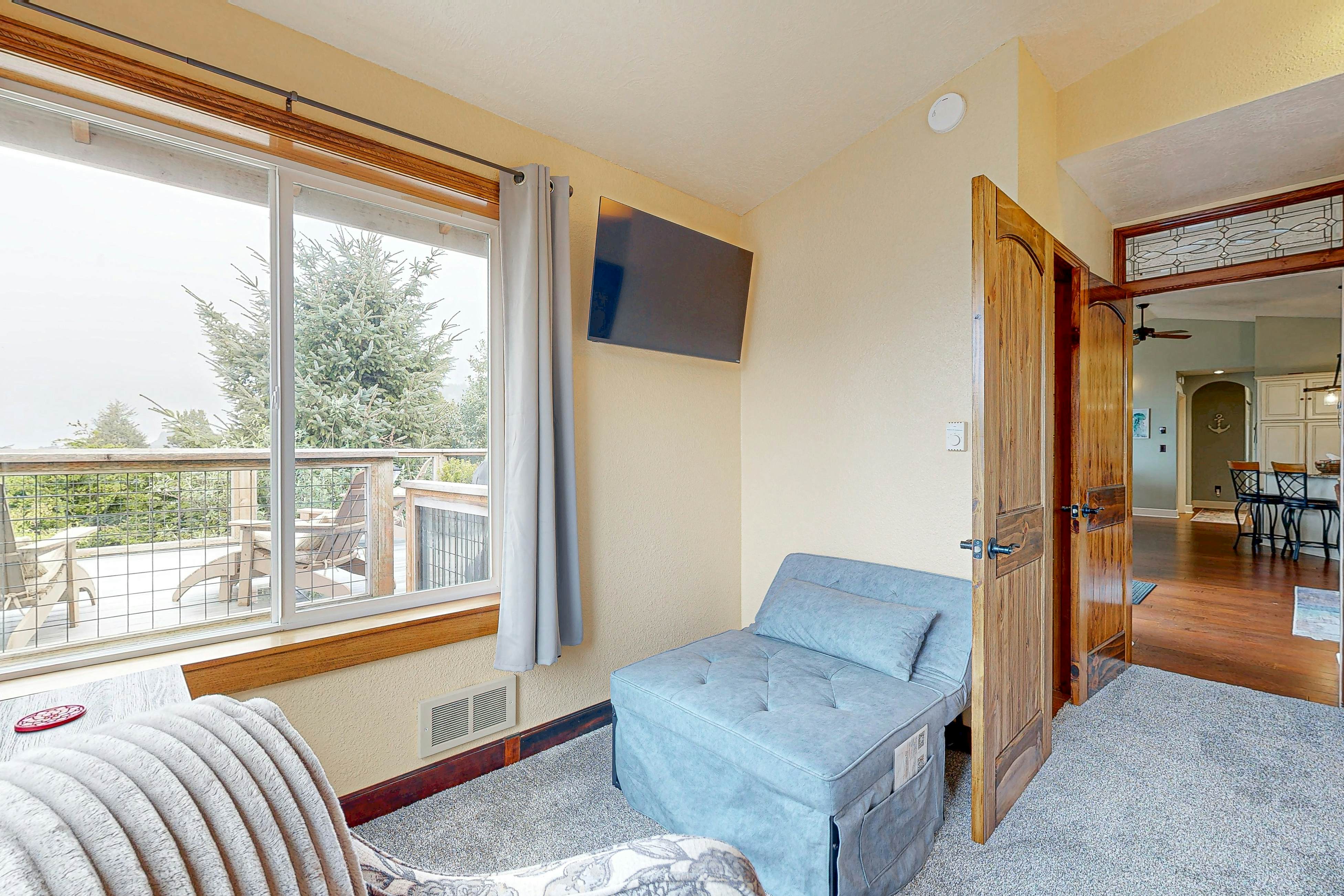 Spacious home with Ocean Views, game room, office, deck/patio & grill - dogs ok