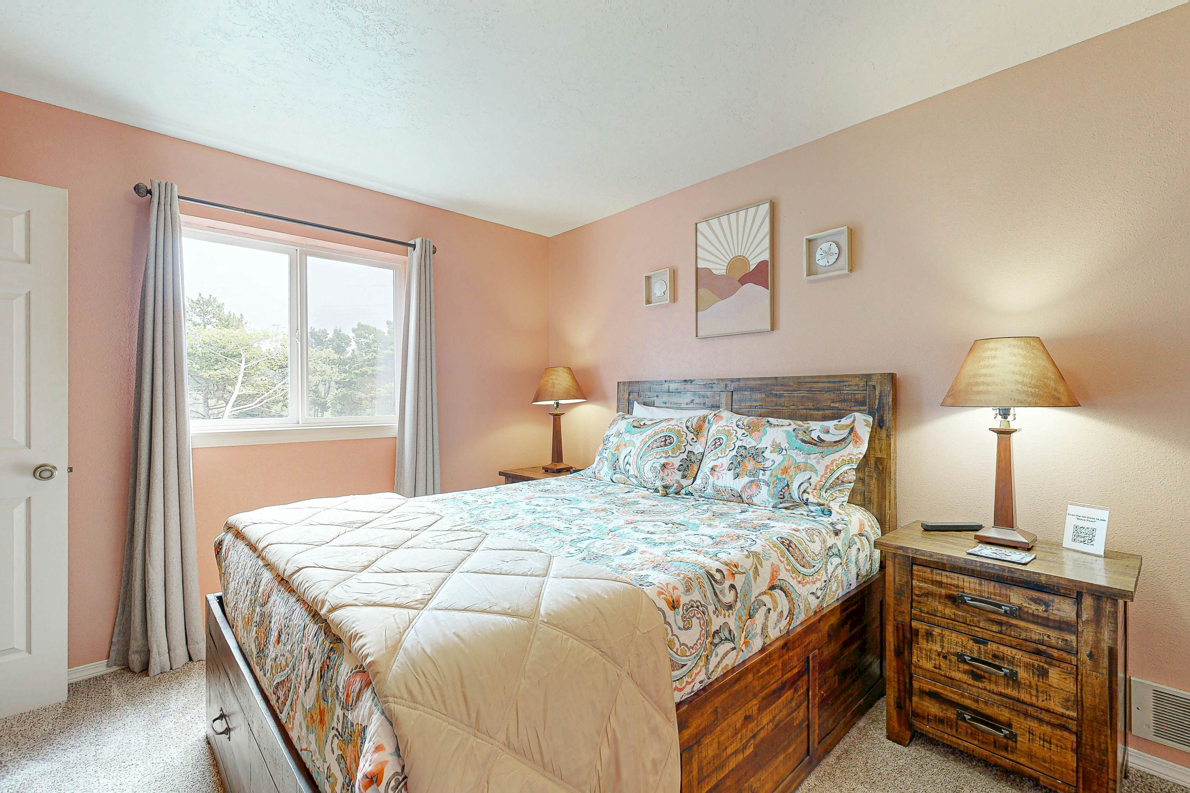 Spacious home with Ocean Views, game room, office, deck/patio & grill - dogs ok