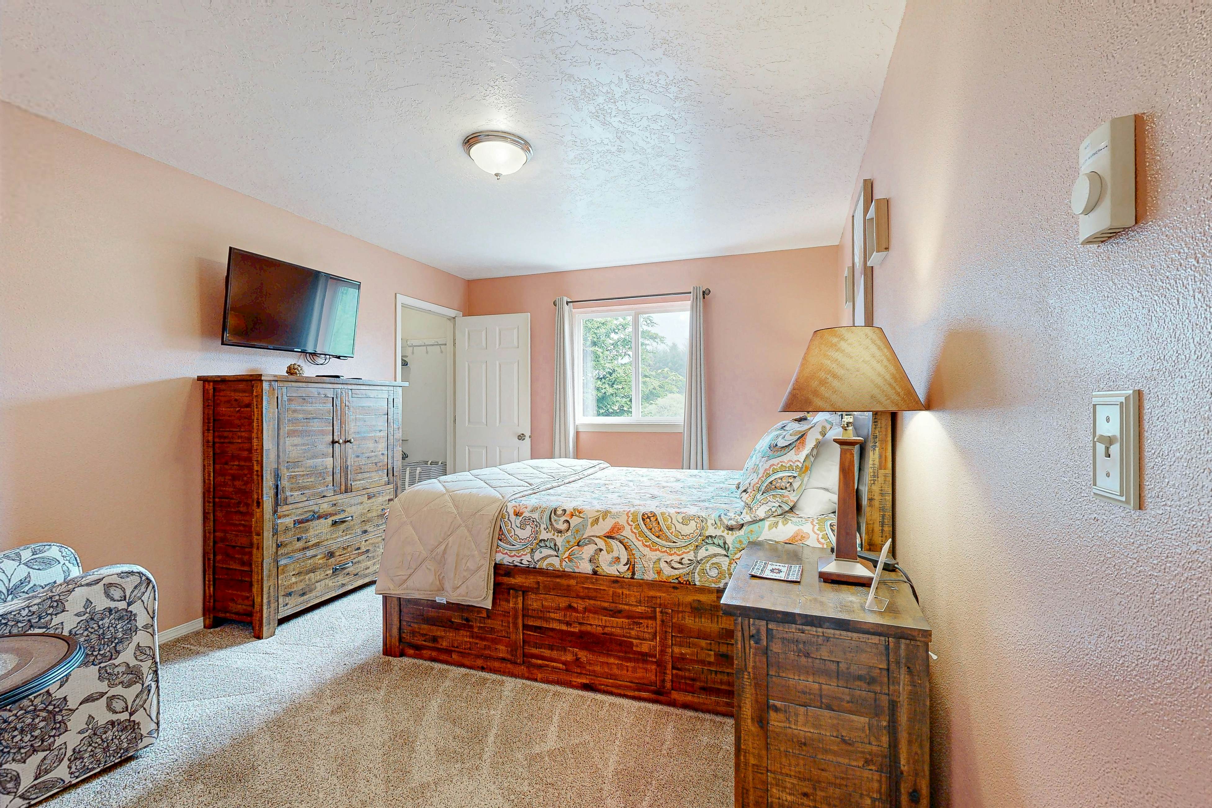 Spacious home with Ocean Views, game room, office, deck/patio & grill - dogs ok