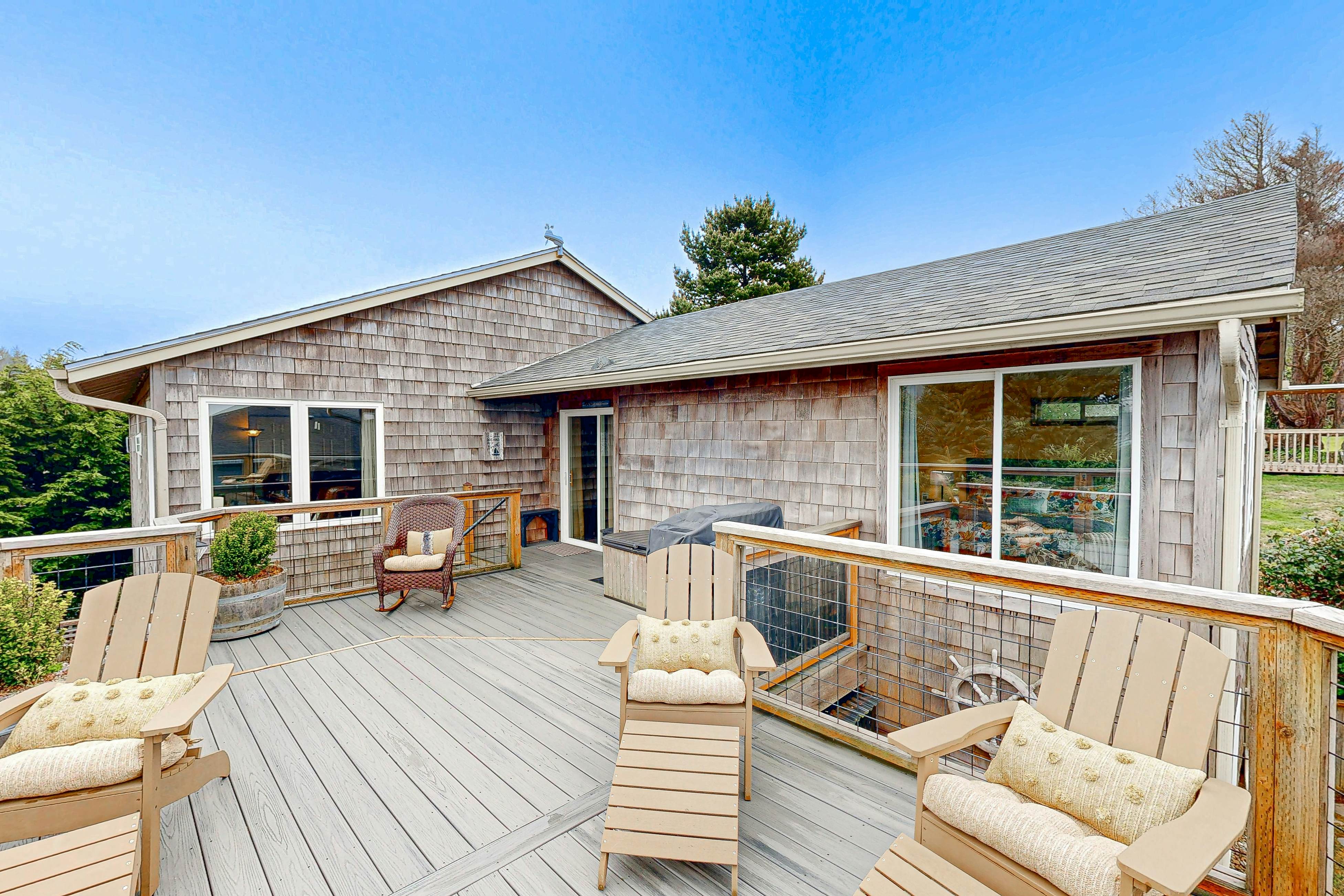 Spacious home with Ocean Views, game room, office, deck/patio & grill - dogs ok