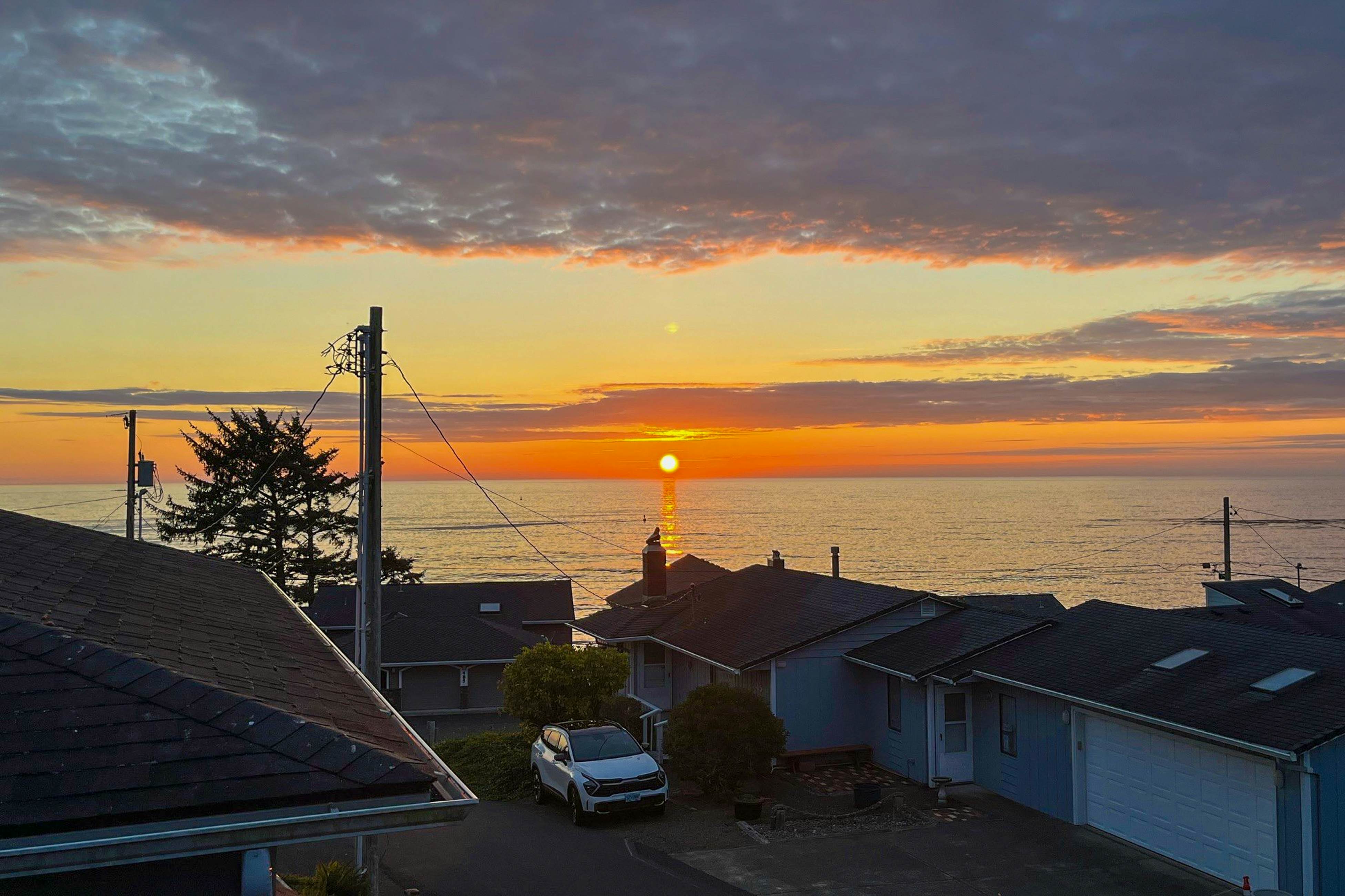 Spacious home with Ocean Views, game room, office, deck/patio & grill - dogs ok