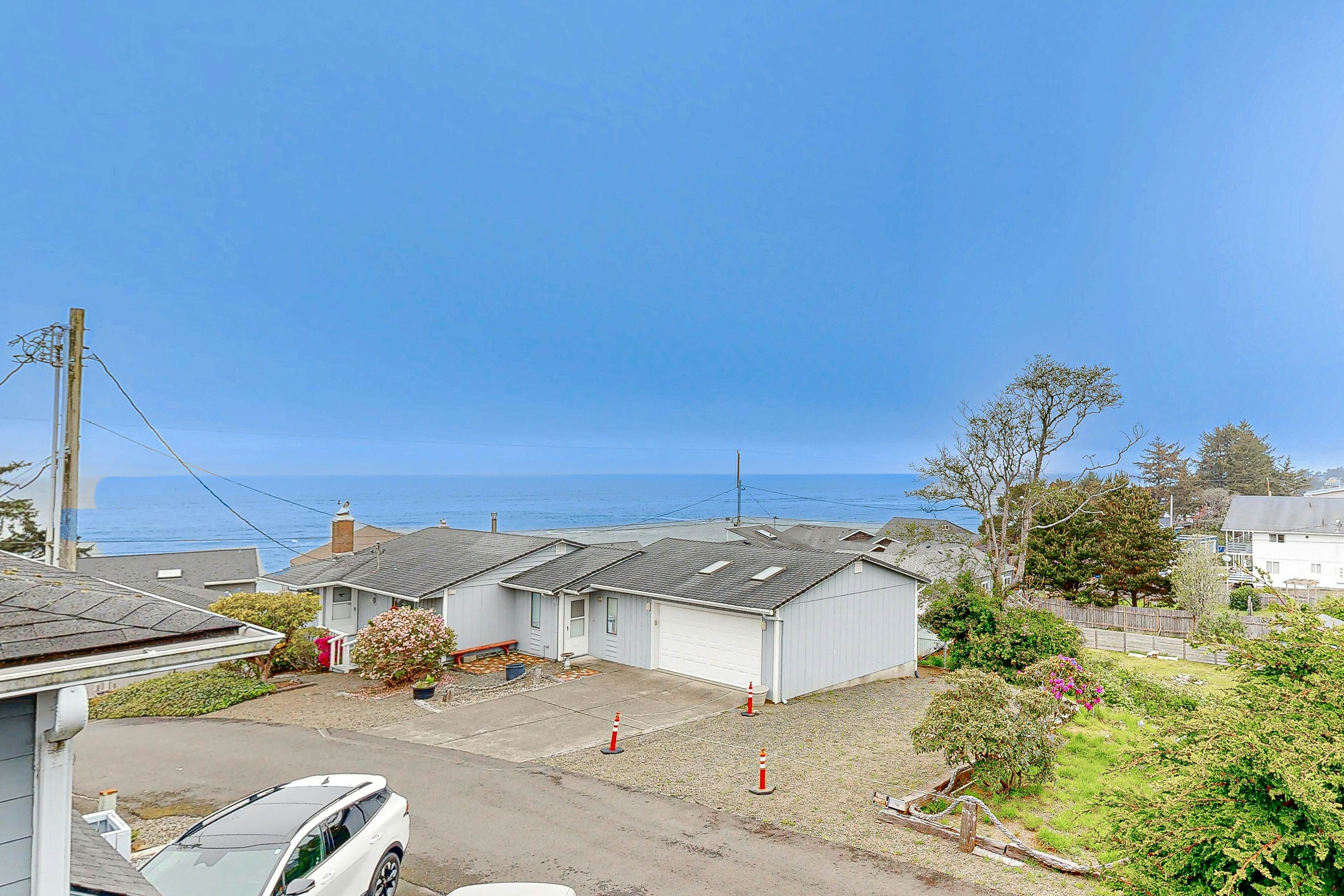 Spacious home with Ocean Views, game room, office, deck/patio & grill - dogs ok