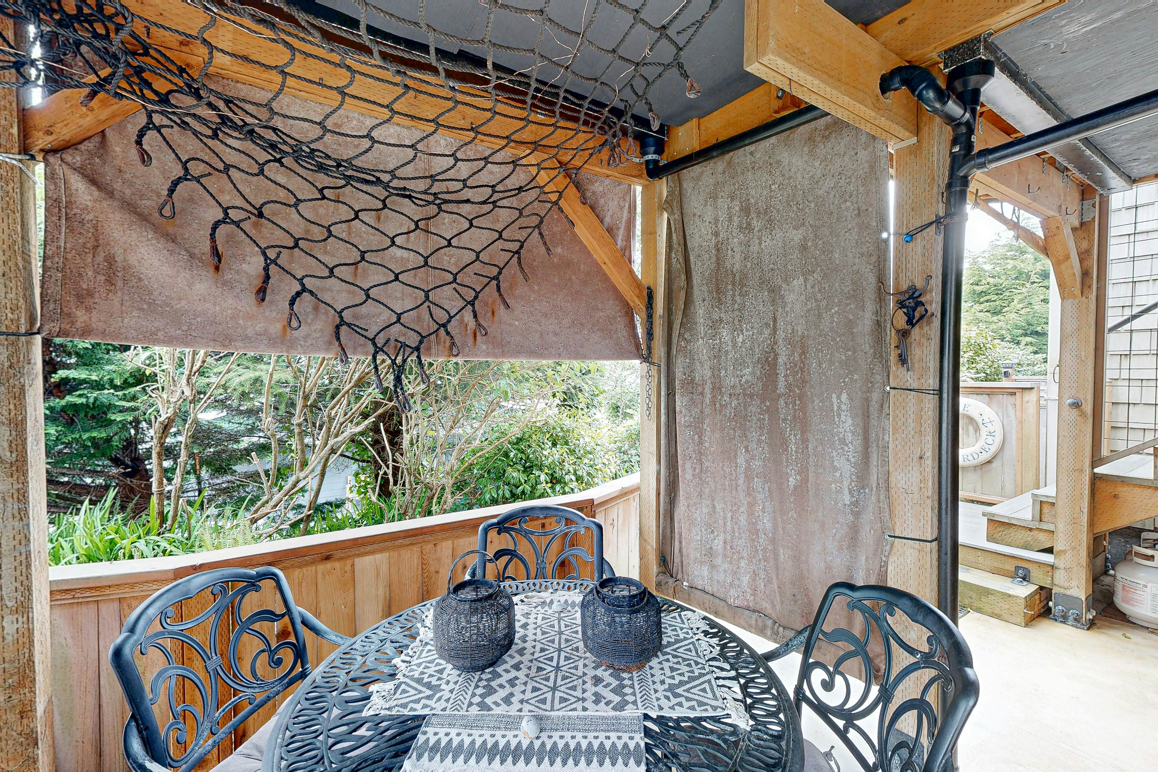 Spacious home with Ocean Views, game room, office, deck/patio & grill - dogs ok