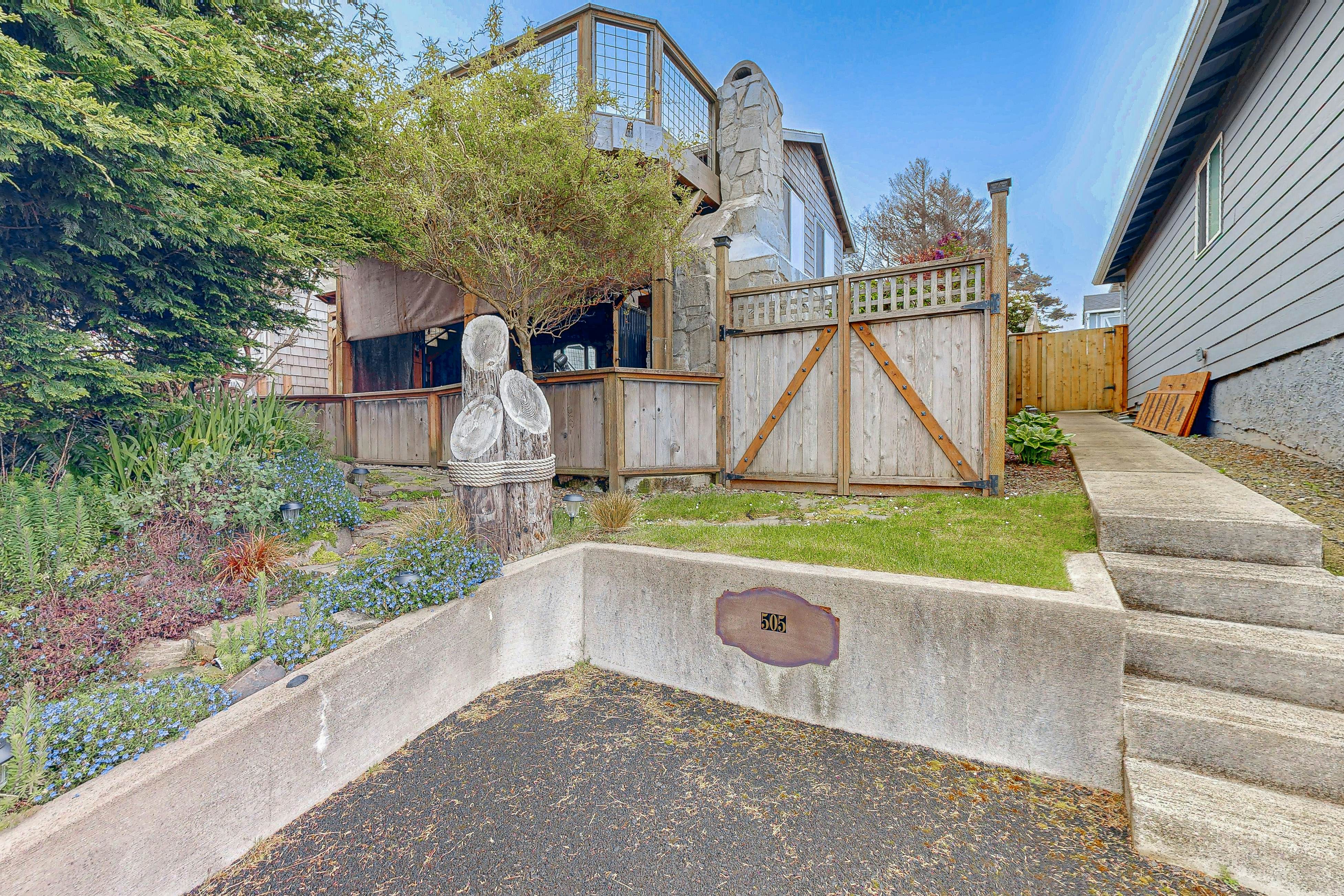 Spacious home with Ocean Views, game room, office, deck/patio & grill - dogs ok