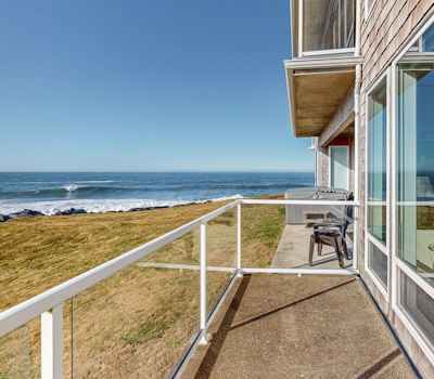 Luxury Waterfront Condo with Shared Hot Tub Pool and Ocean Views