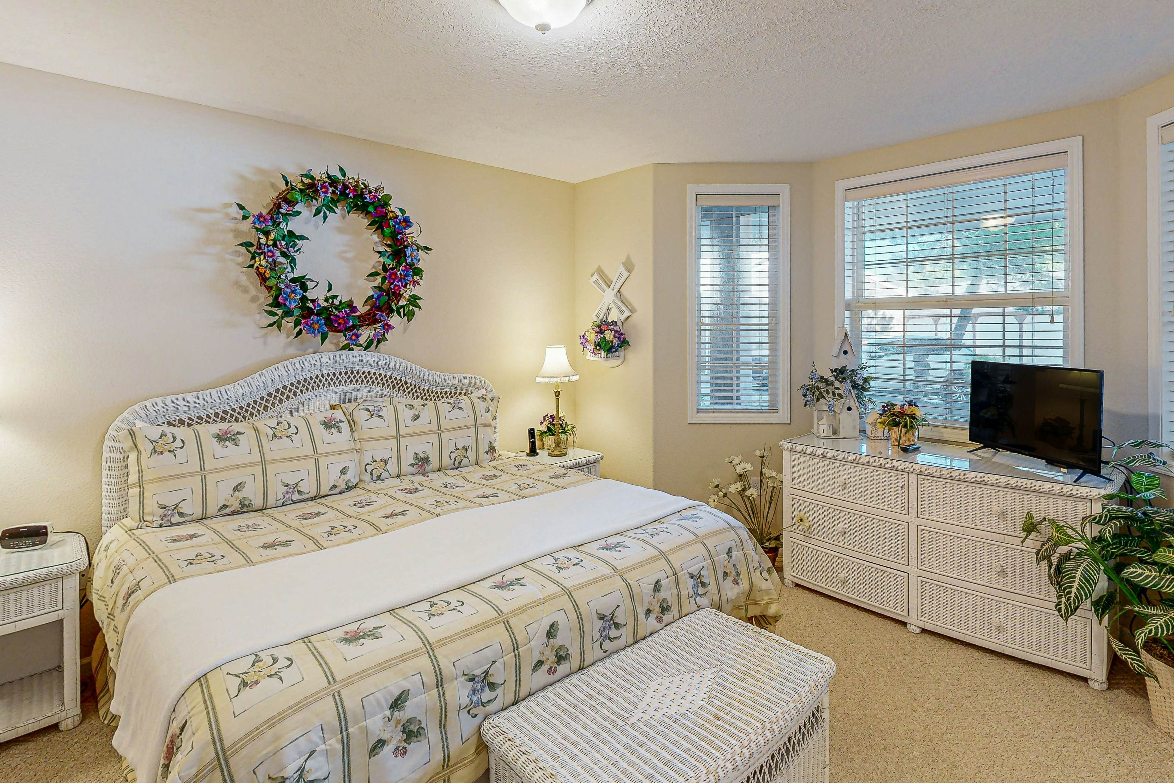 Luxury Waterfront Condo with Shared Hot Tub, Pool, and Ocean Views