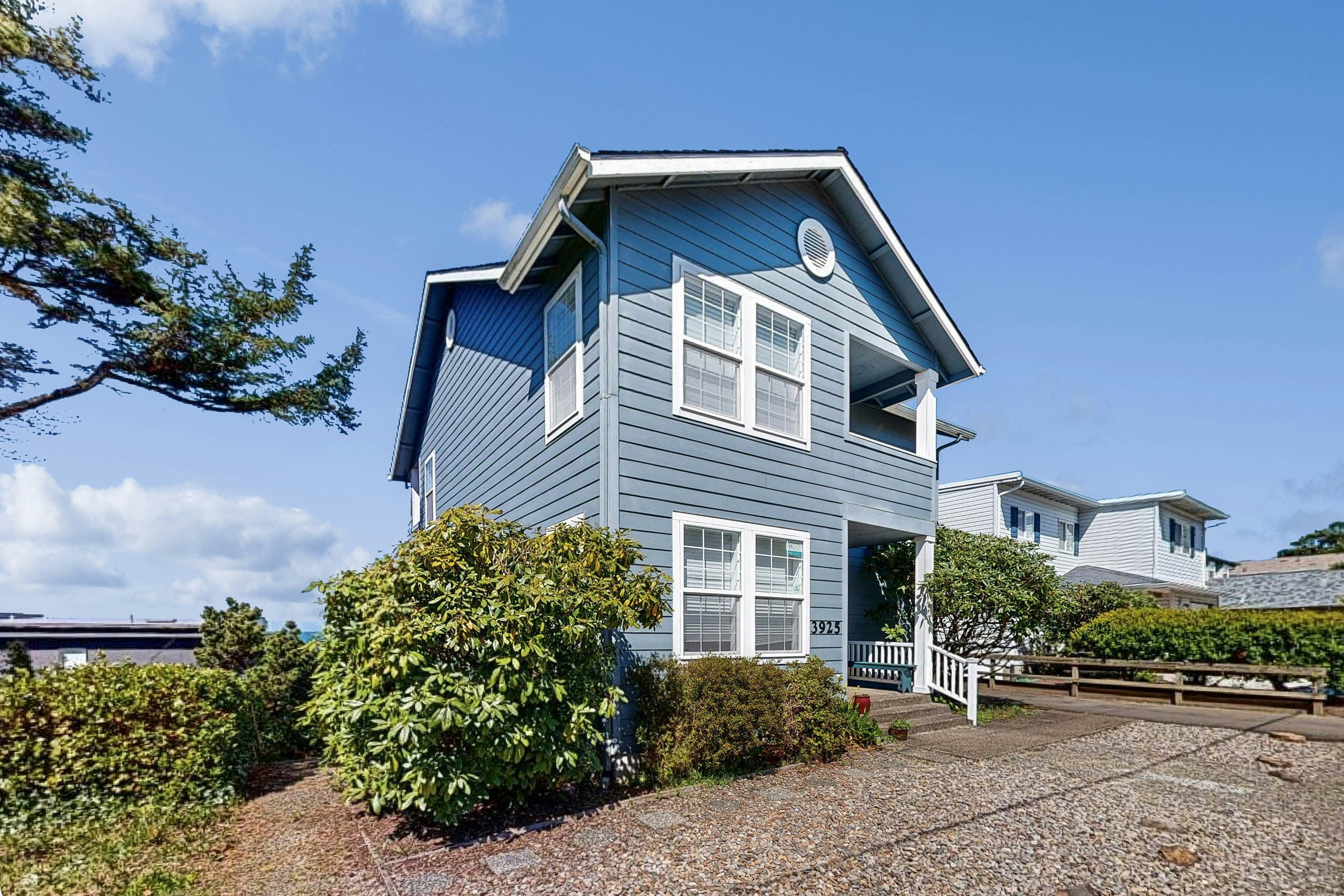 Spacious House with Ocean Views & Three Decks - Close to Town & Walk to Beach