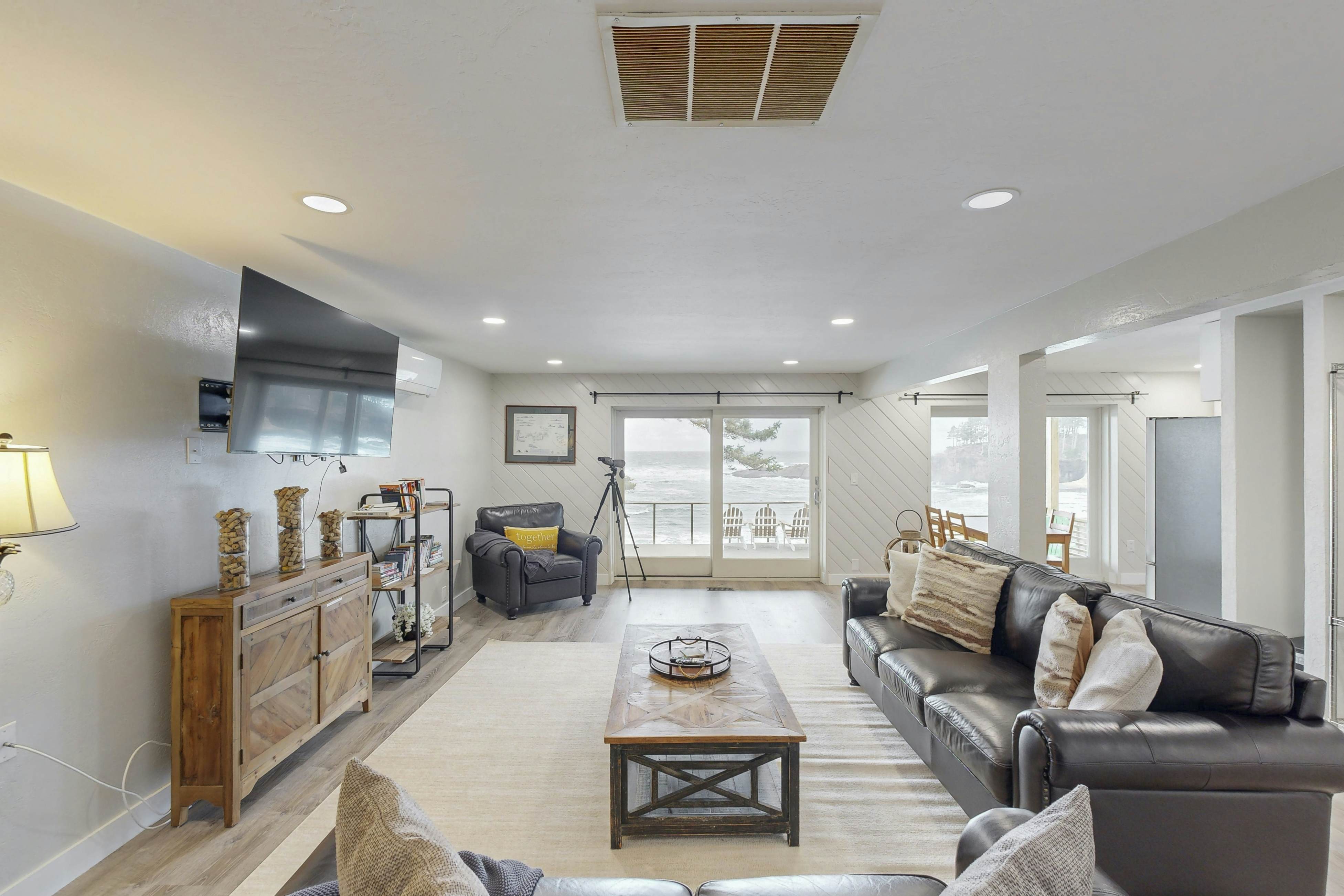 Oceanfront dog-friendly home with coastal views, telescope, walkable location