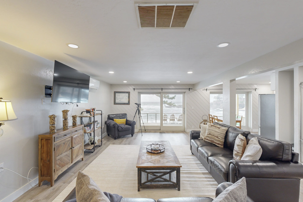 Oceanfront dog friendly home with coastal views telescope walkable location