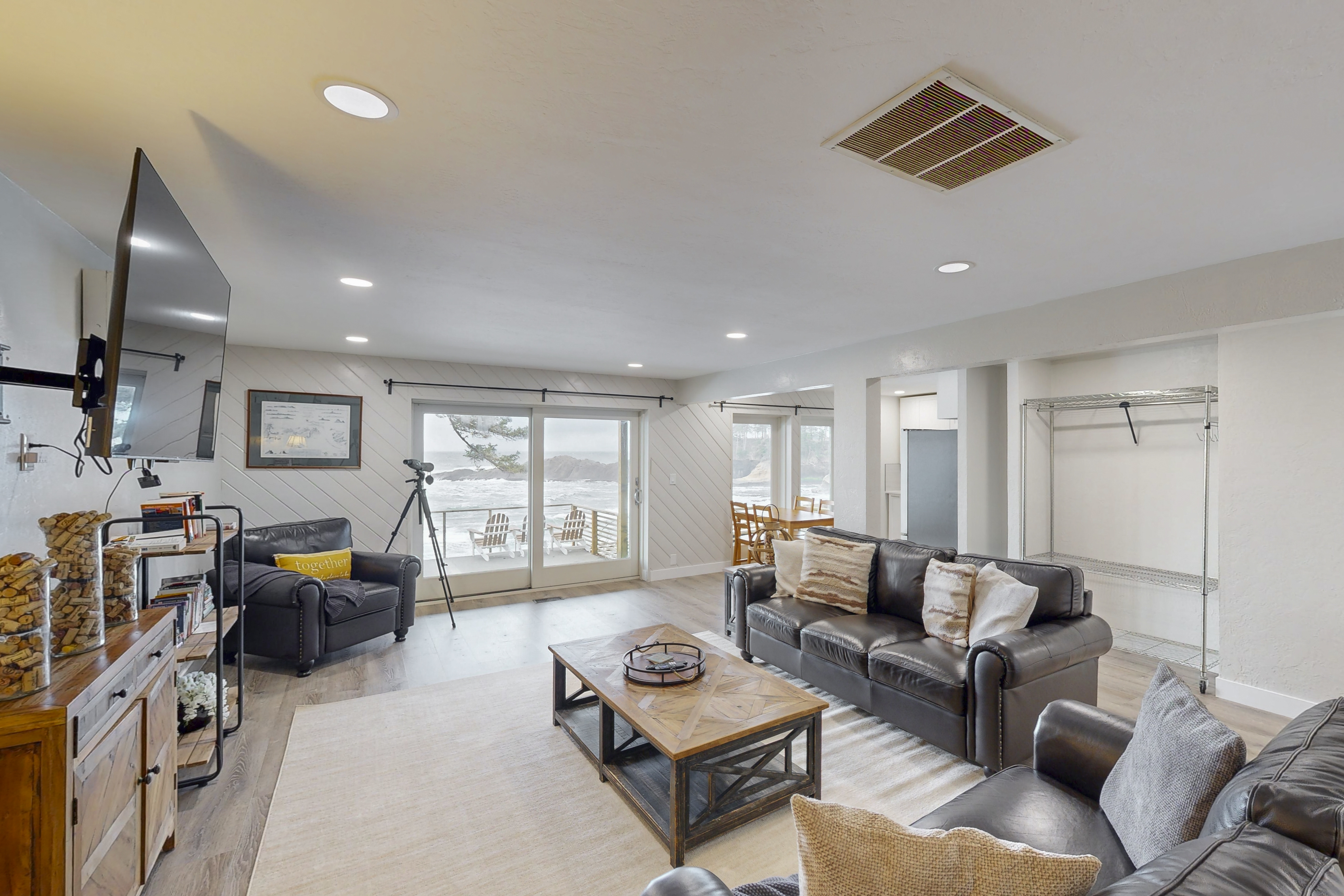 Oceanfront dog friendly home with coastal views telescope walkable location