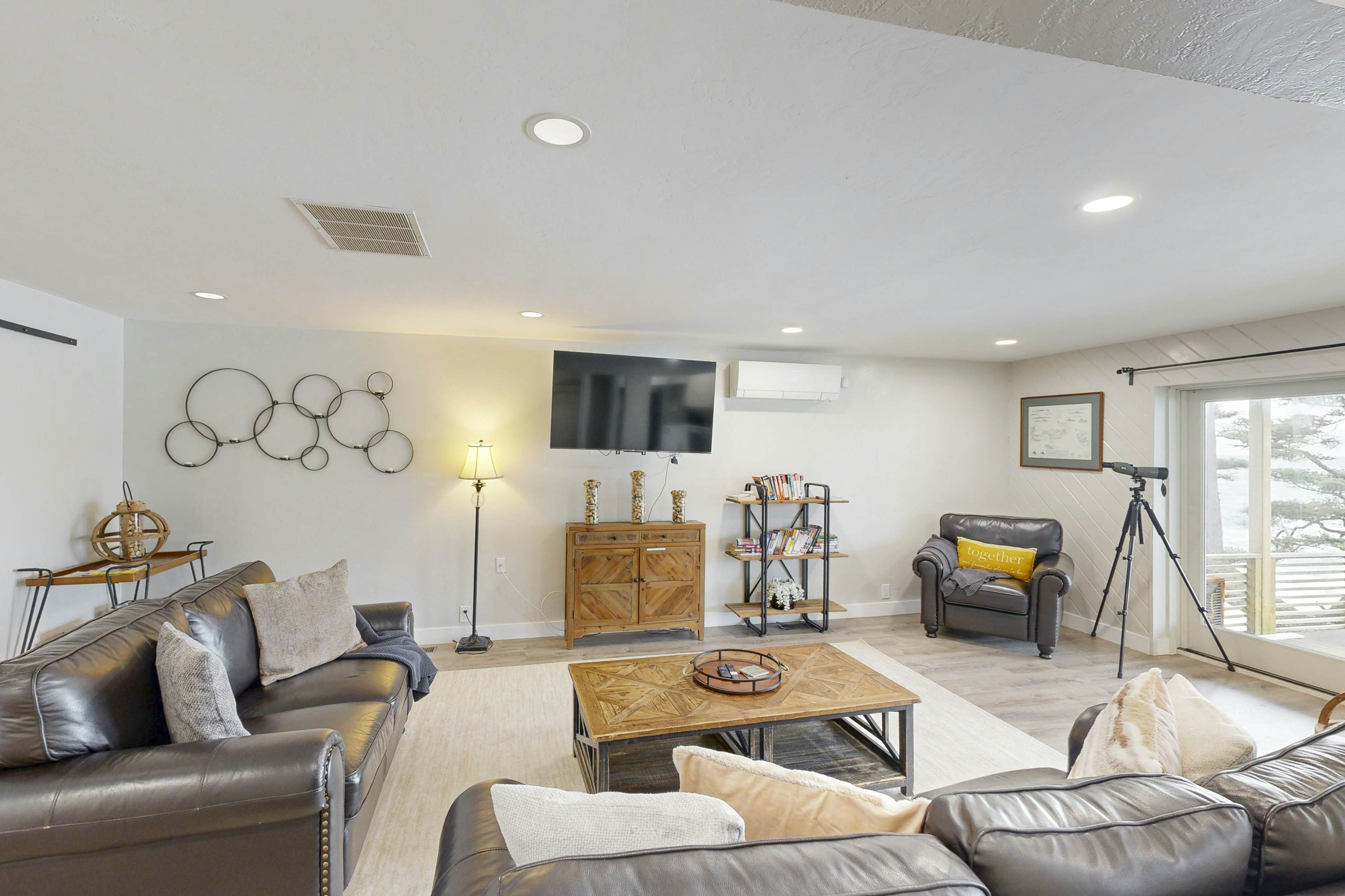 Oceanfront dog-friendly home with coastal views, telescope, walkable location