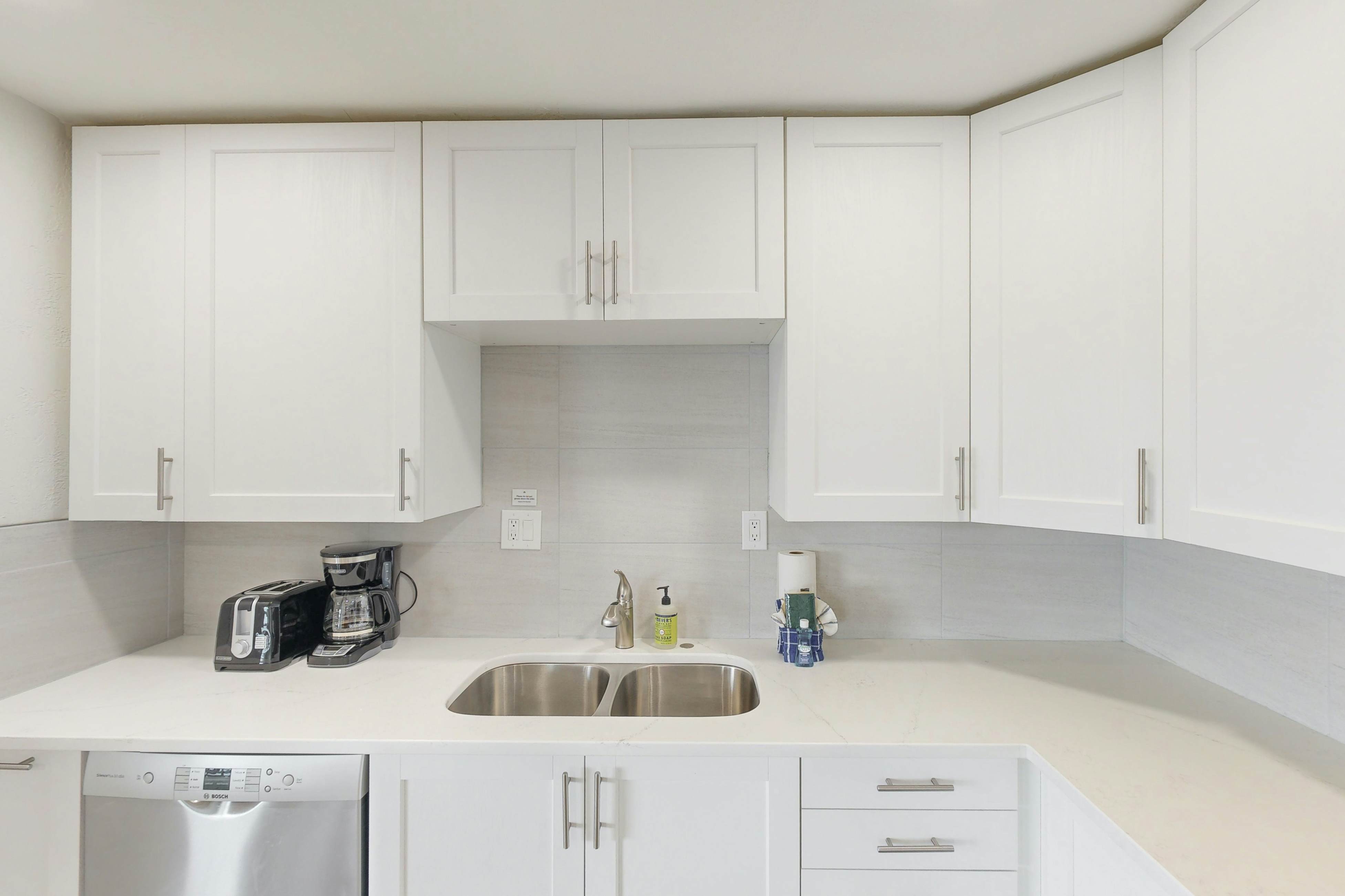 Oceanfront dog-friendly home with coastal views, telescope, walkable location