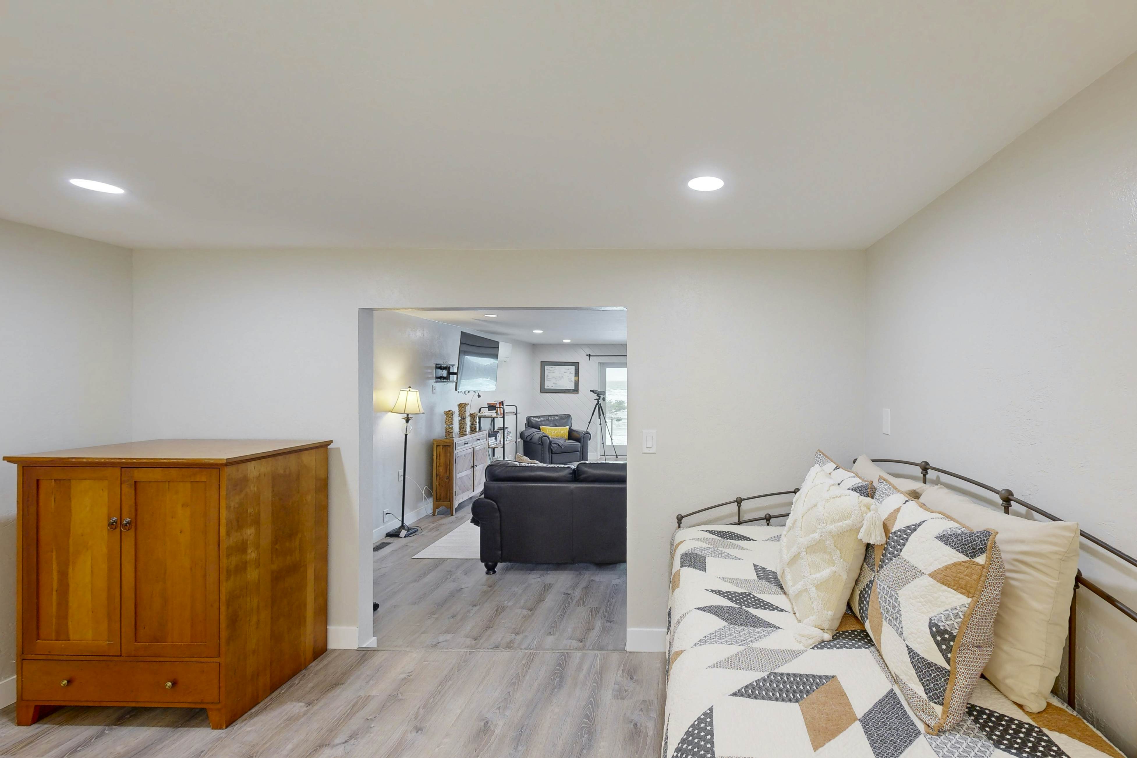 Oceanfront dog-friendly home with coastal views, telescope, walkable location