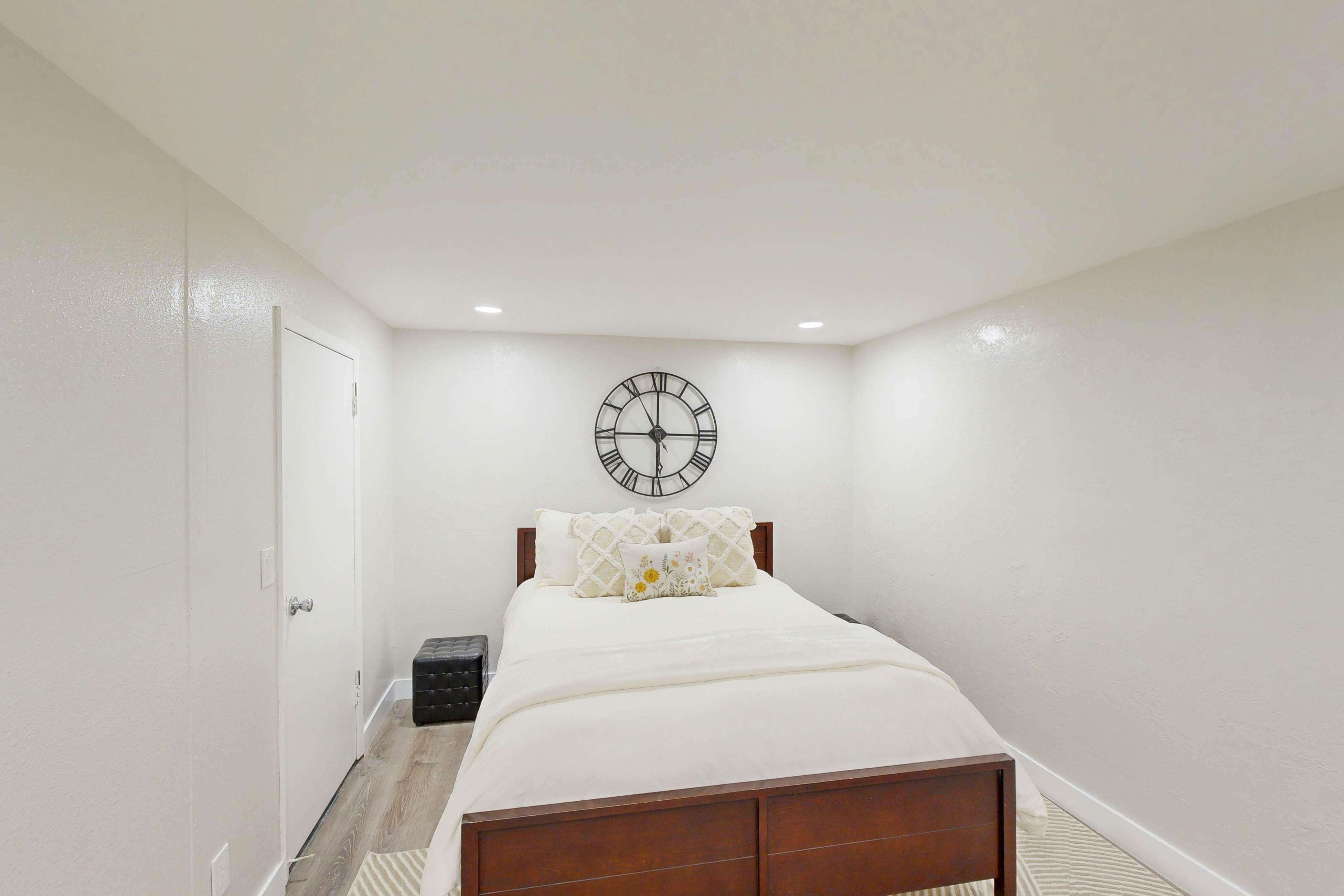 Oceanfront dog-friendly home with coastal views, telescope, walkable location