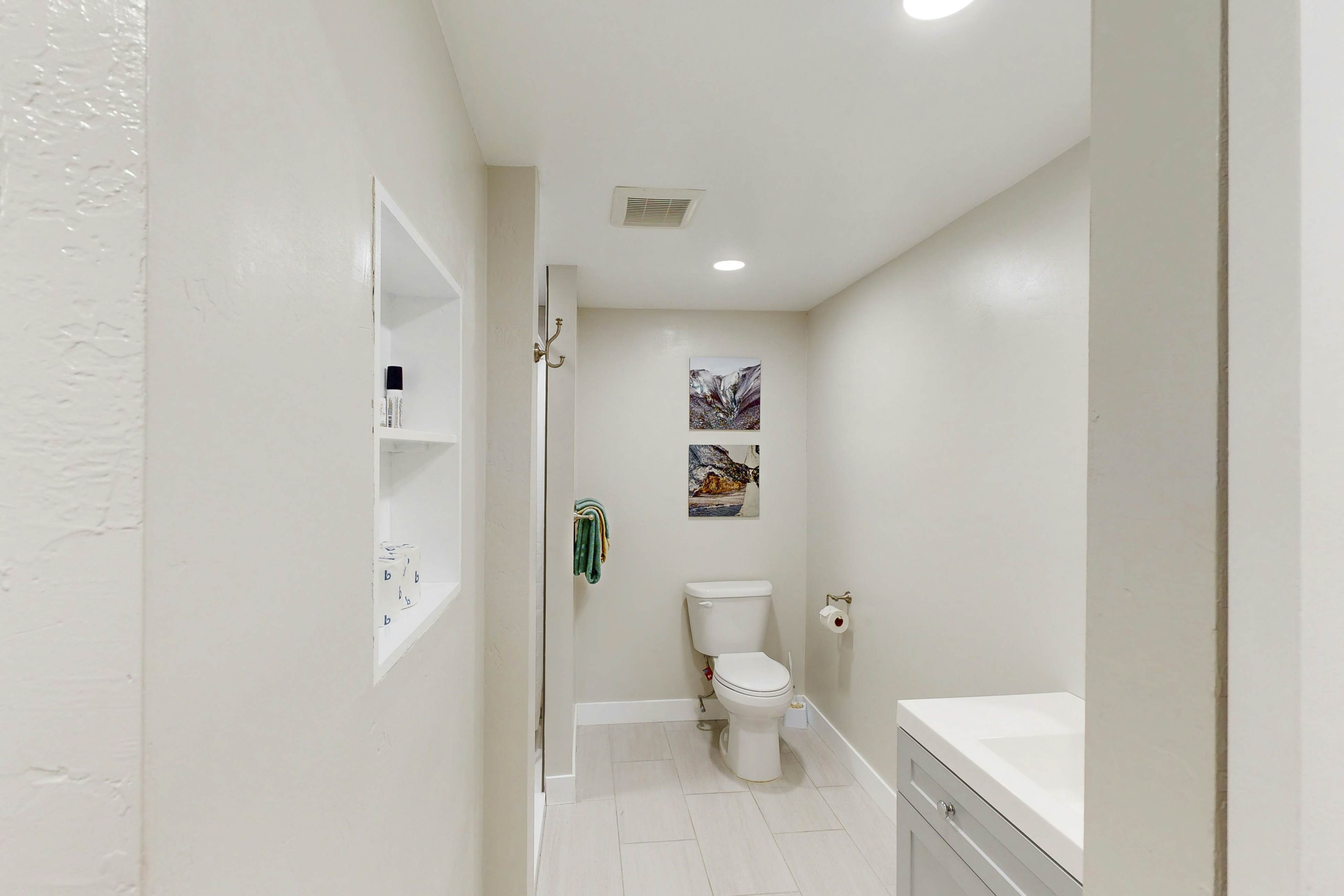 Oceanfront dog-friendly home with coastal views, telescope, walkable location