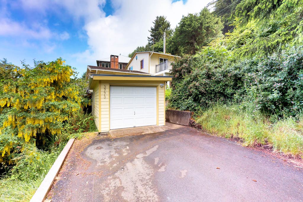 Upscale house with ocean views entertainment and large deck beach nearby