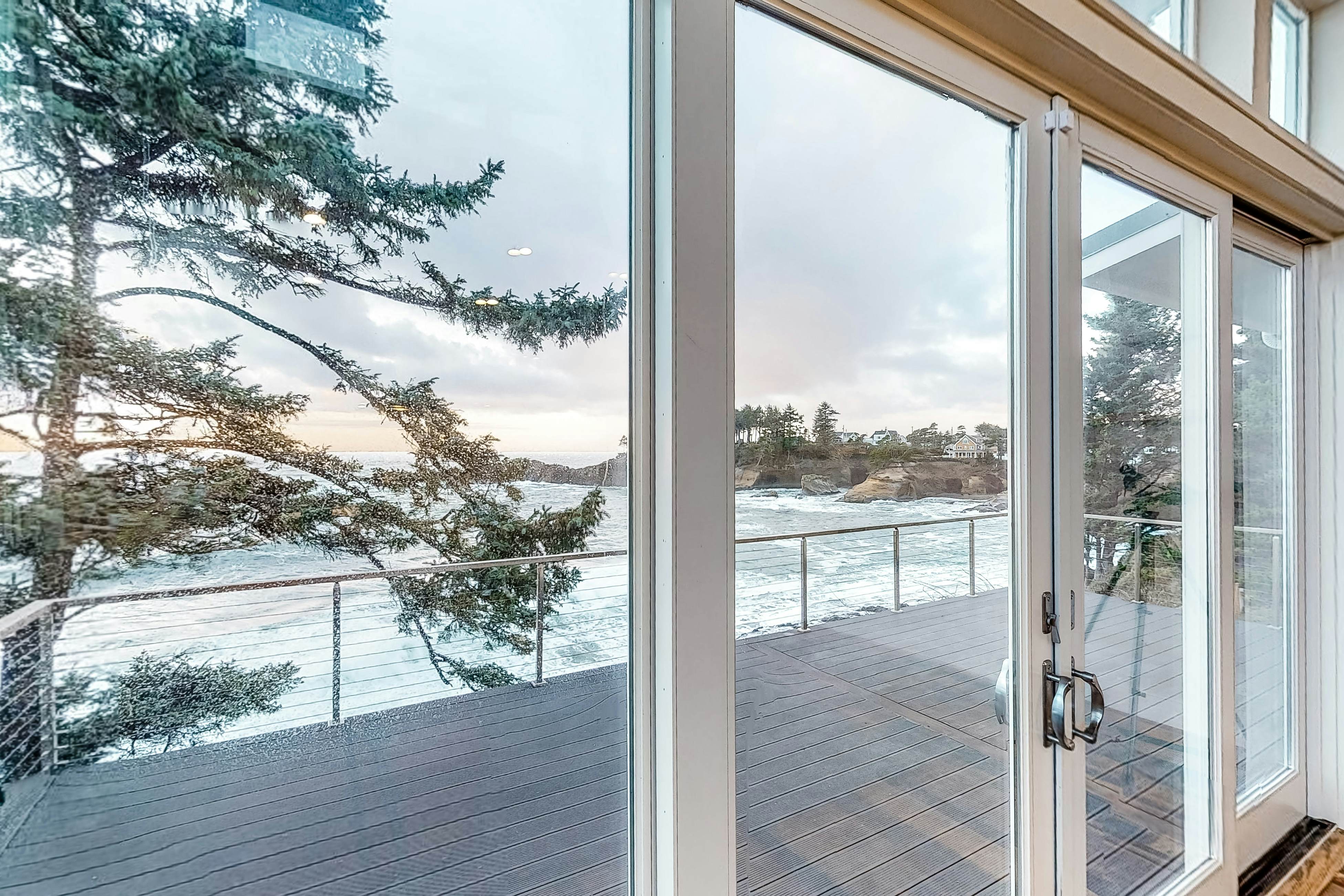 Dreamy oceanfront retreat w/ spacious deck & high-speed WiFi - dogs OK