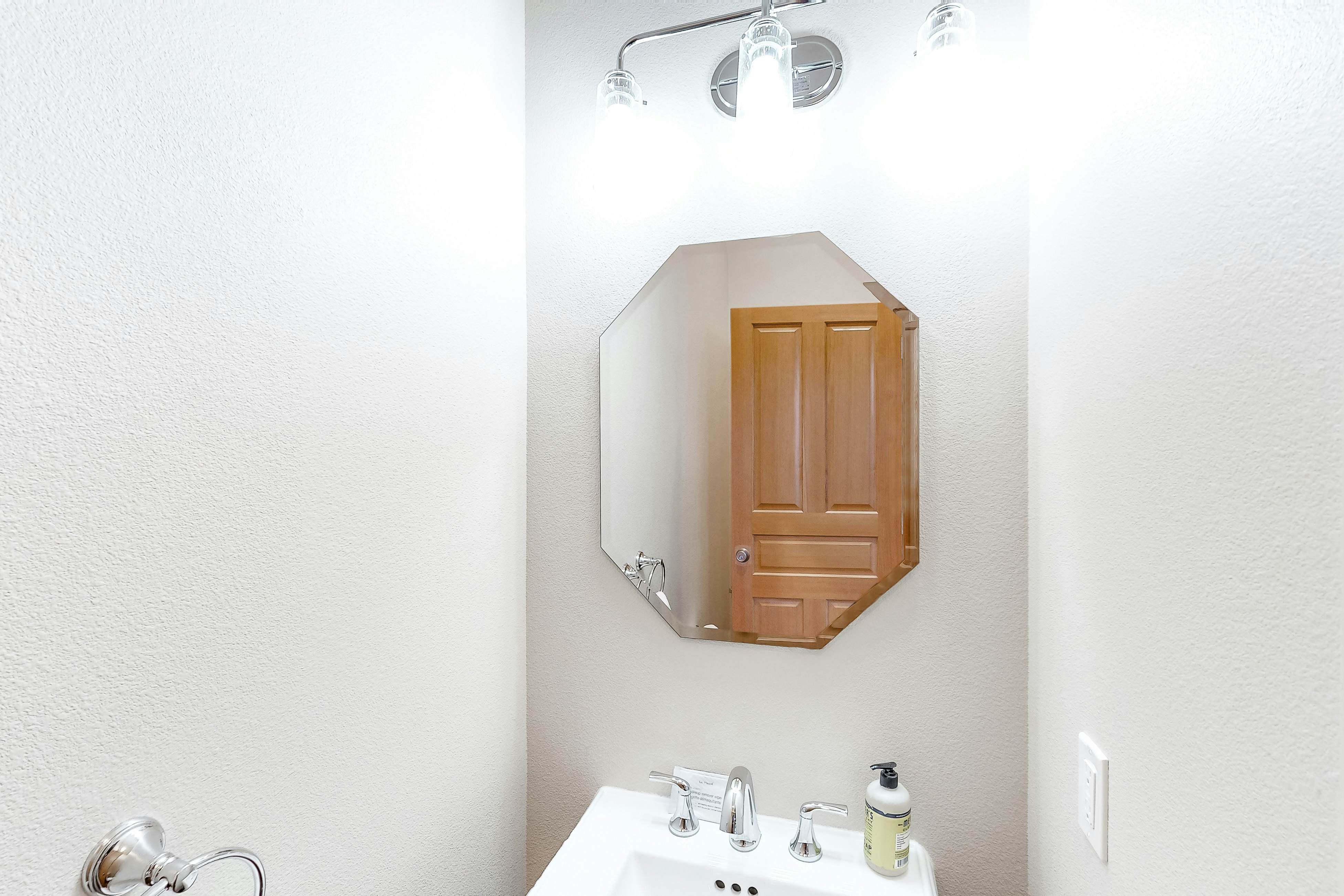 Dreamy oceanfront retreat w/ spacious deck & high-speed WiFi - dogs OK