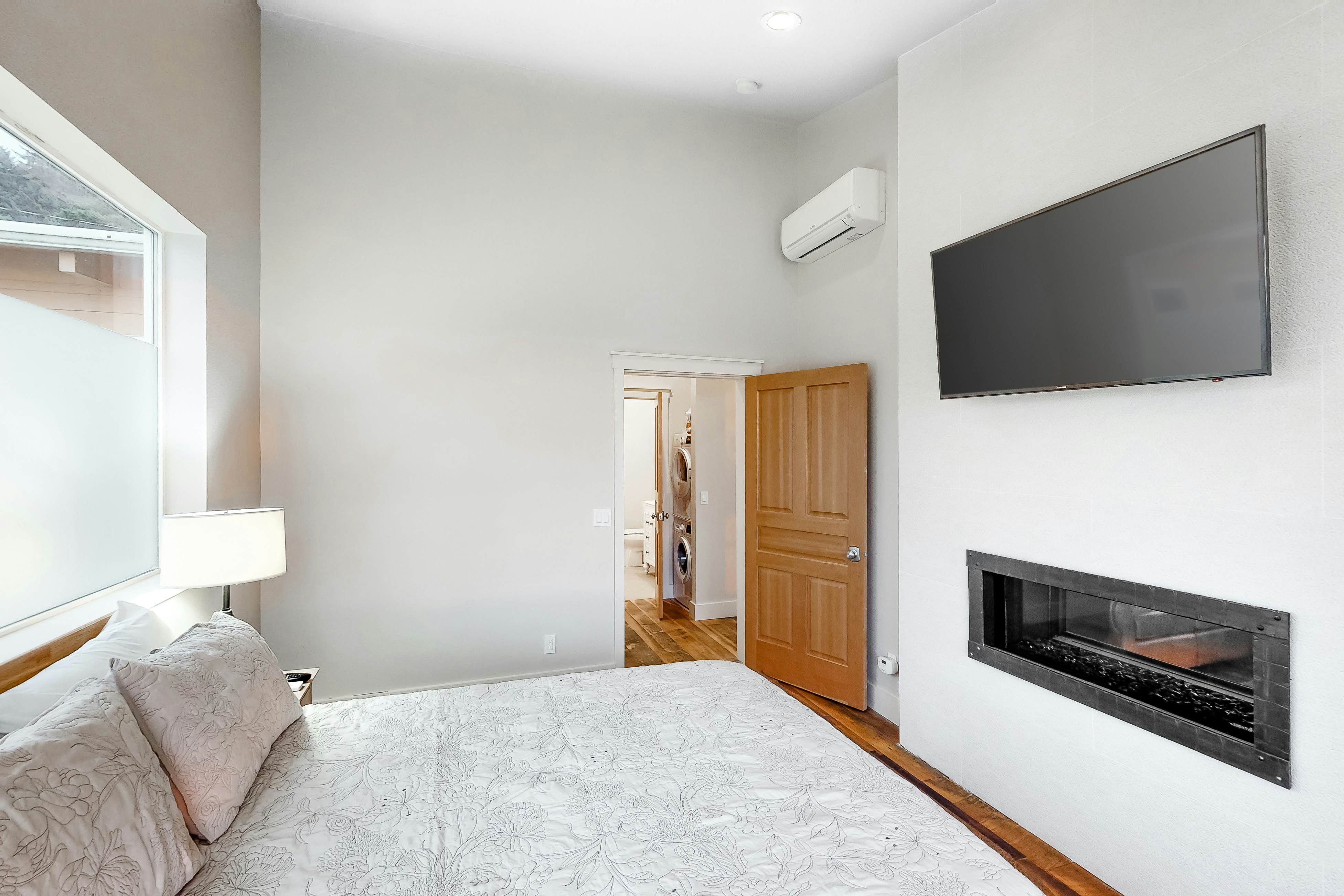 Dreamy oceanfront retreat w/ spacious deck & high-speed WiFi - dogs OK