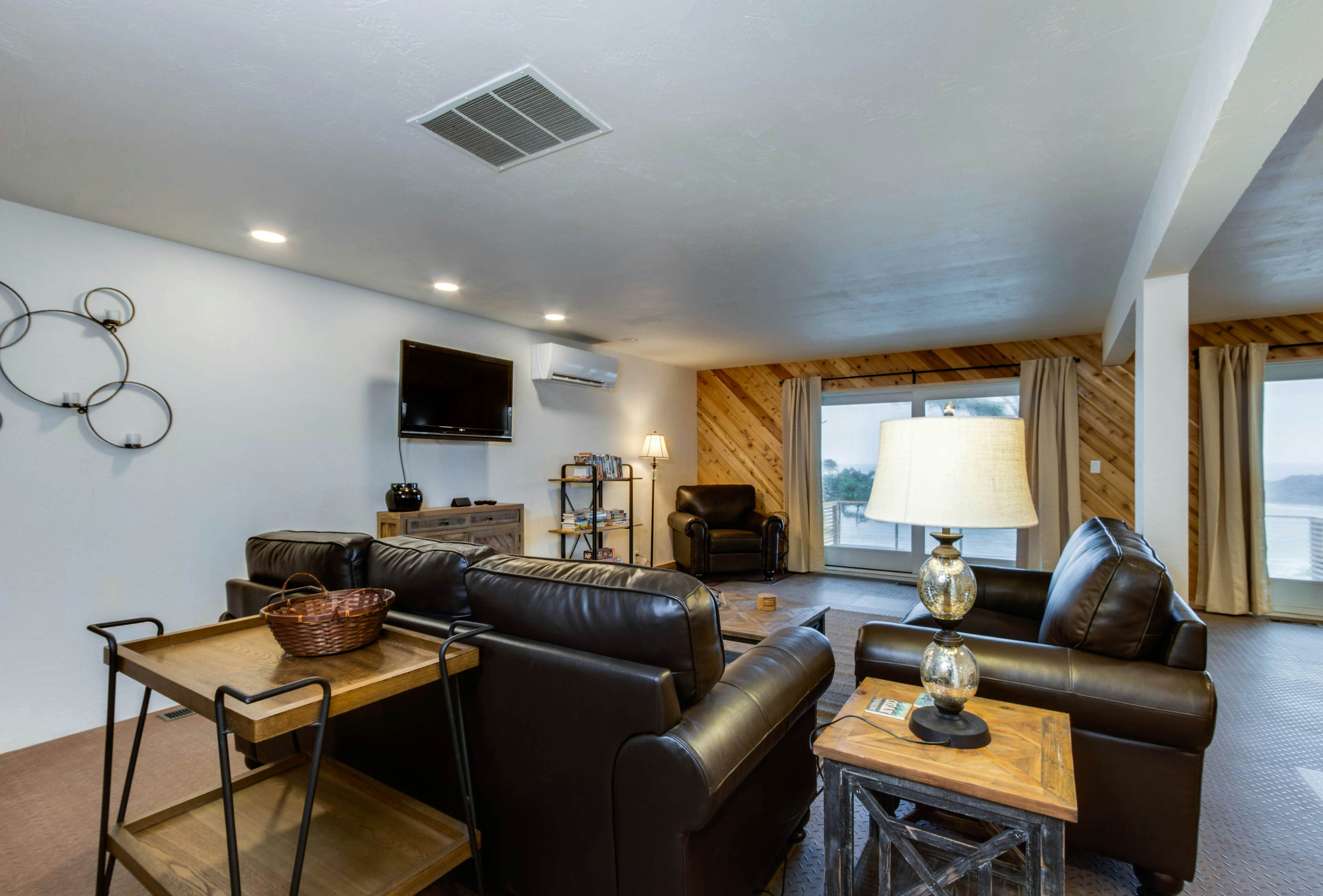 Dreamy oceanfront retreat w/ spacious deck & high-speed WiFi - dogs OK