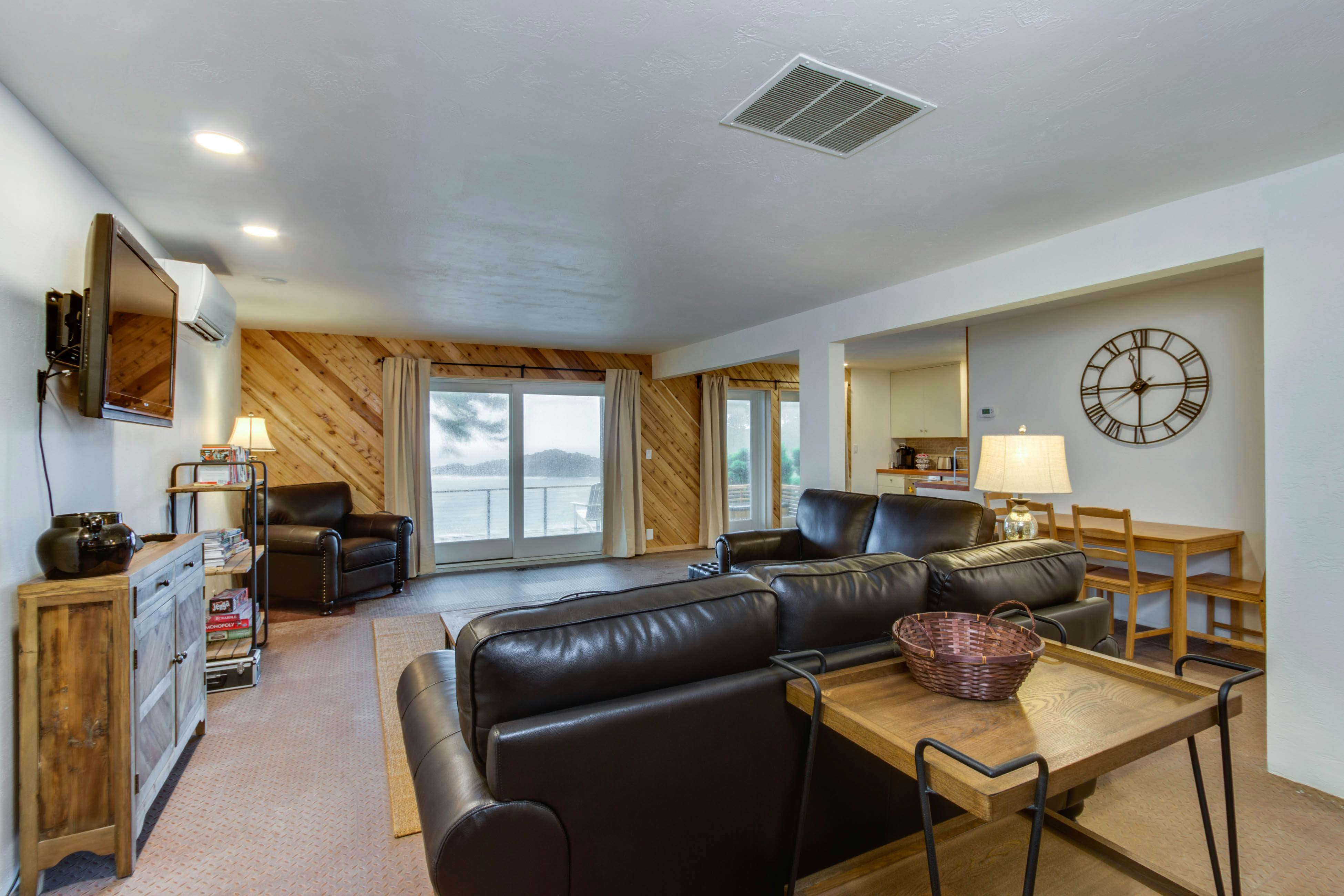 Dreamy oceanfront retreat w/ spacious deck & high-speed WiFi - dogs OK