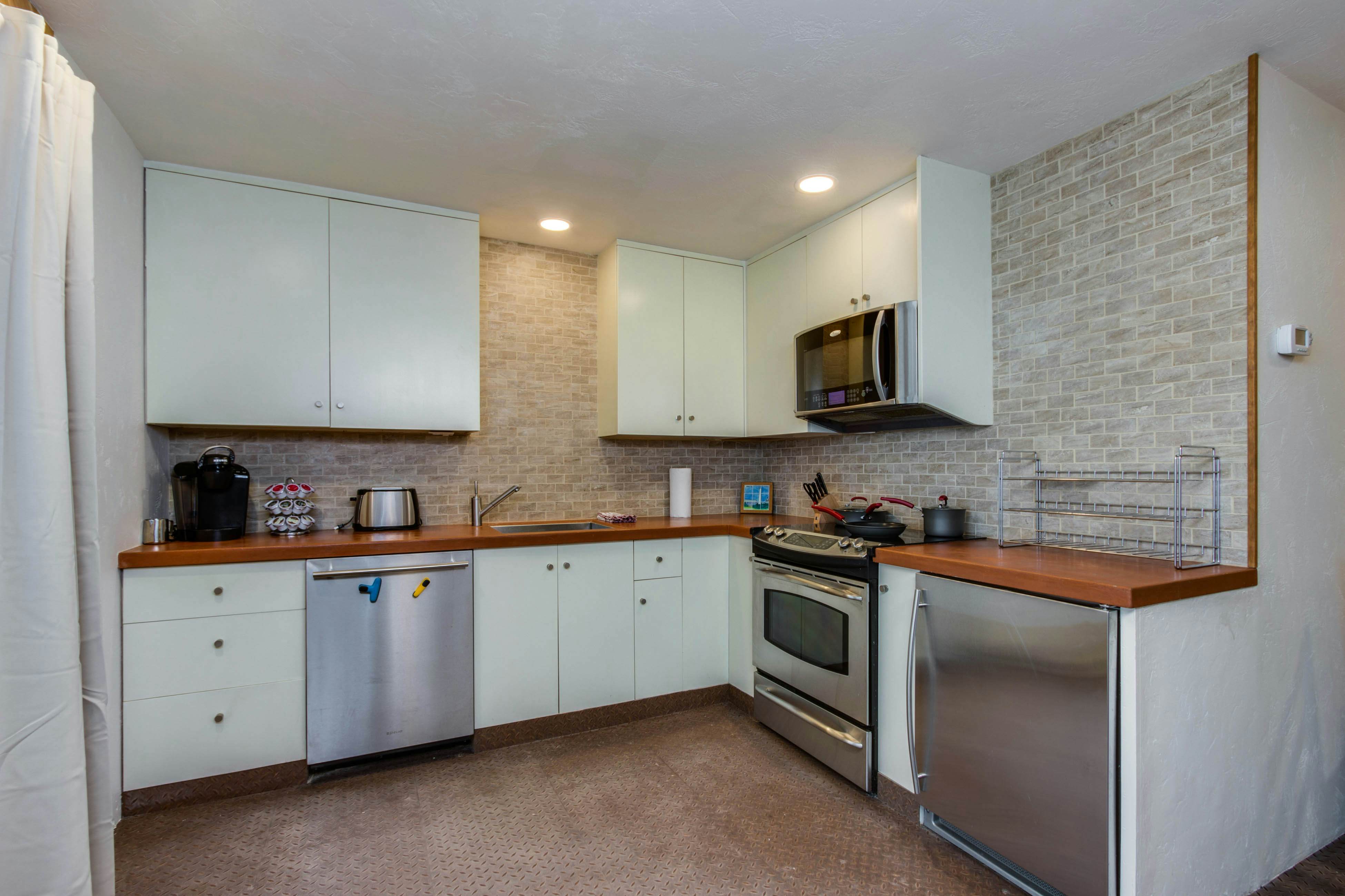 Dreamy oceanfront retreat w/ spacious deck & high-speed WiFi - dogs OK