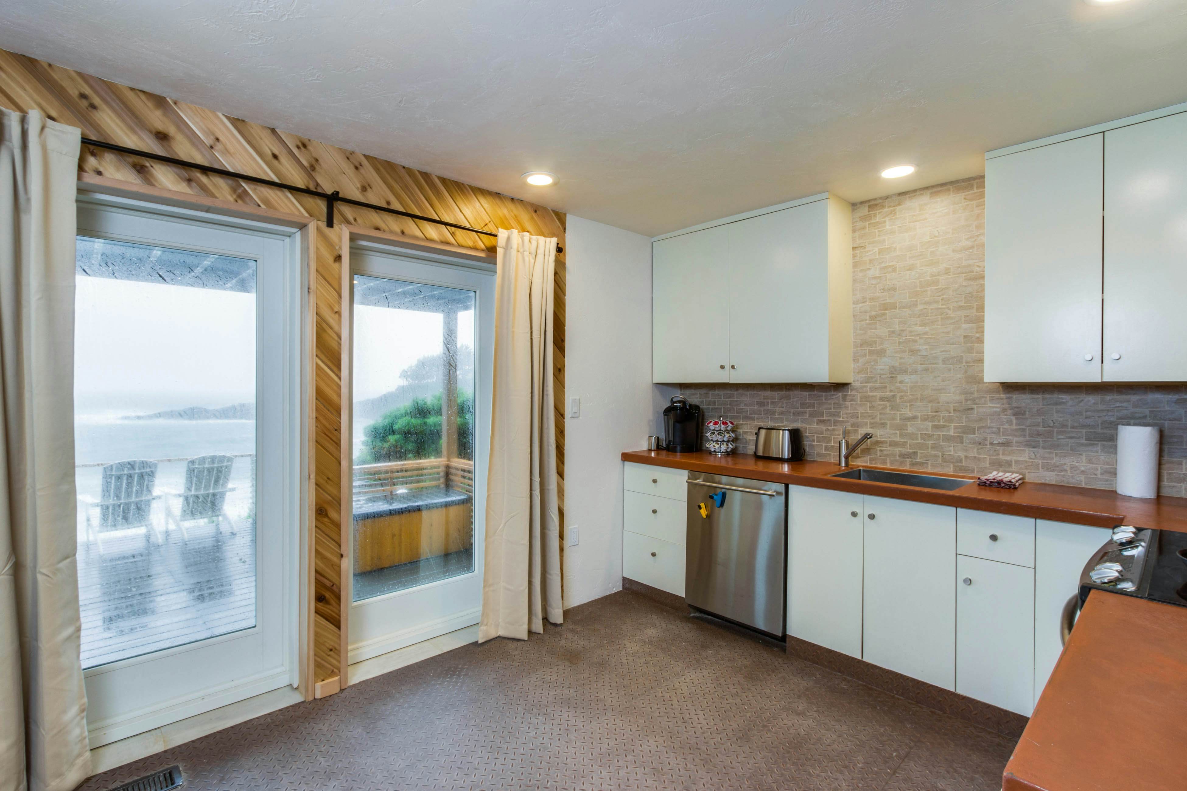 Dreamy oceanfront retreat w/ spacious deck & high-speed WiFi - dogs OK