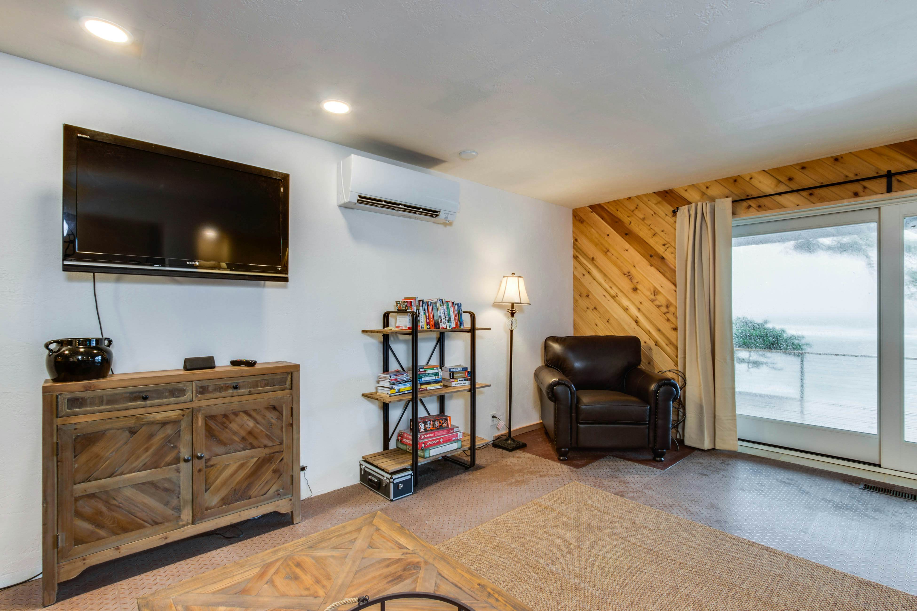 Dreamy oceanfront retreat w/ spacious deck & high-speed WiFi - dogs OK