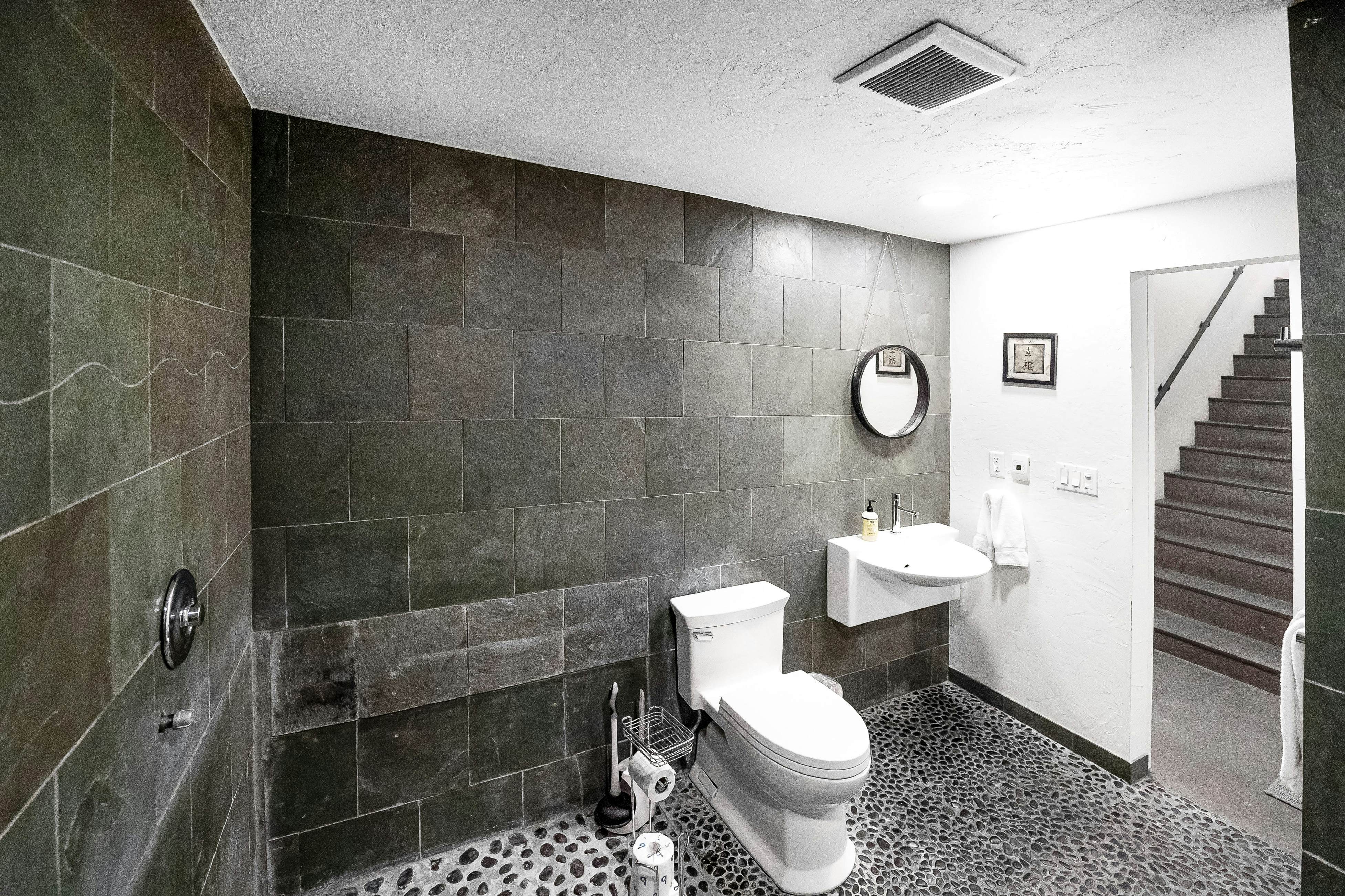 Dreamy oceanfront retreat w/ spacious deck & high-speed WiFi - dogs OK