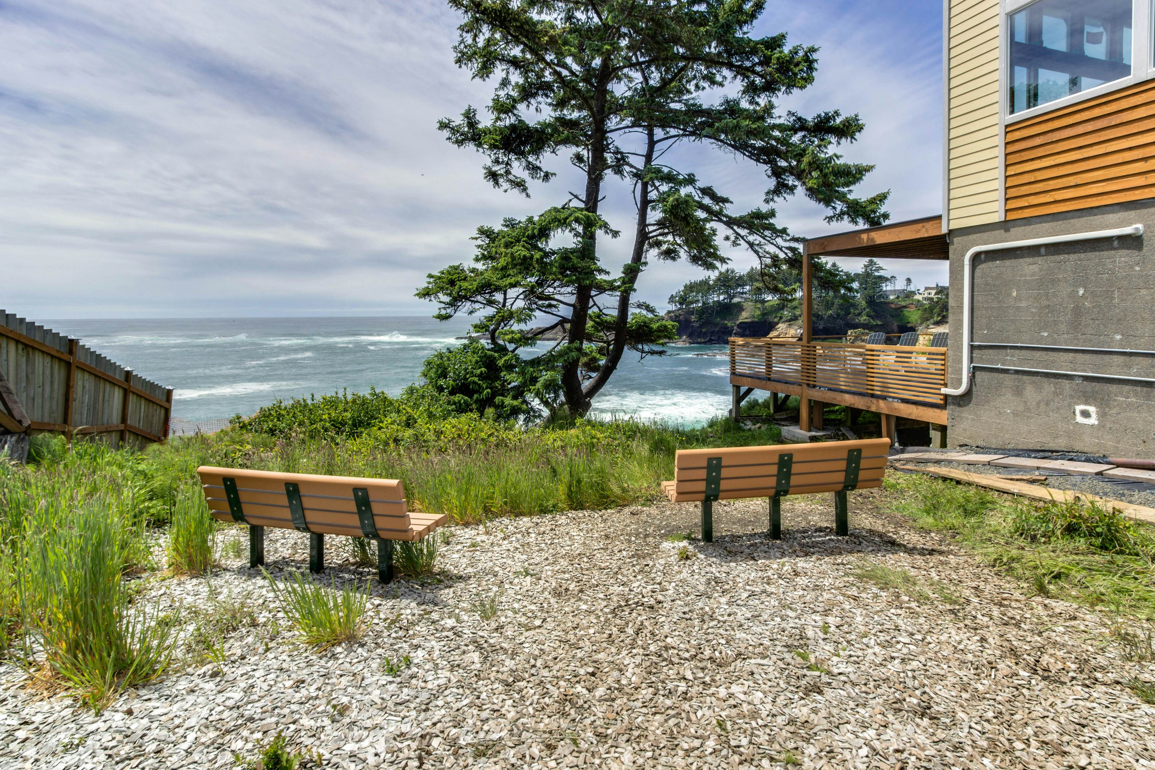 Dreamy oceanfront retreat w/ spacious deck & high-speed WiFi - dogs OK