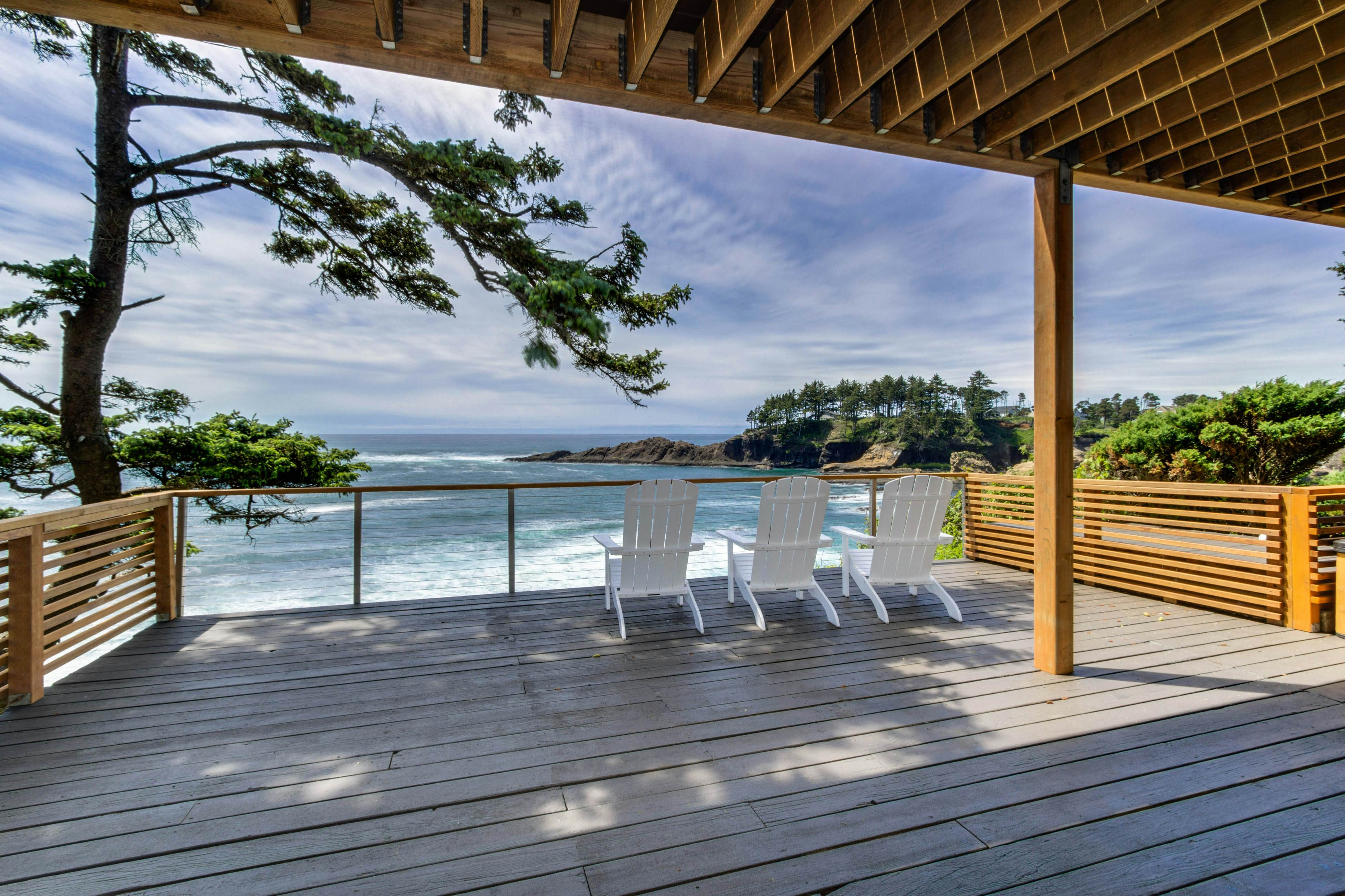 Dreamy oceanfront retreat w/ spacious deck & high-speed WiFi - dogs OK