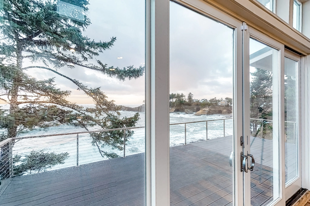 Stunning oceanfront retreat with gourmet kitchen and high speed WiFi dogs welcome