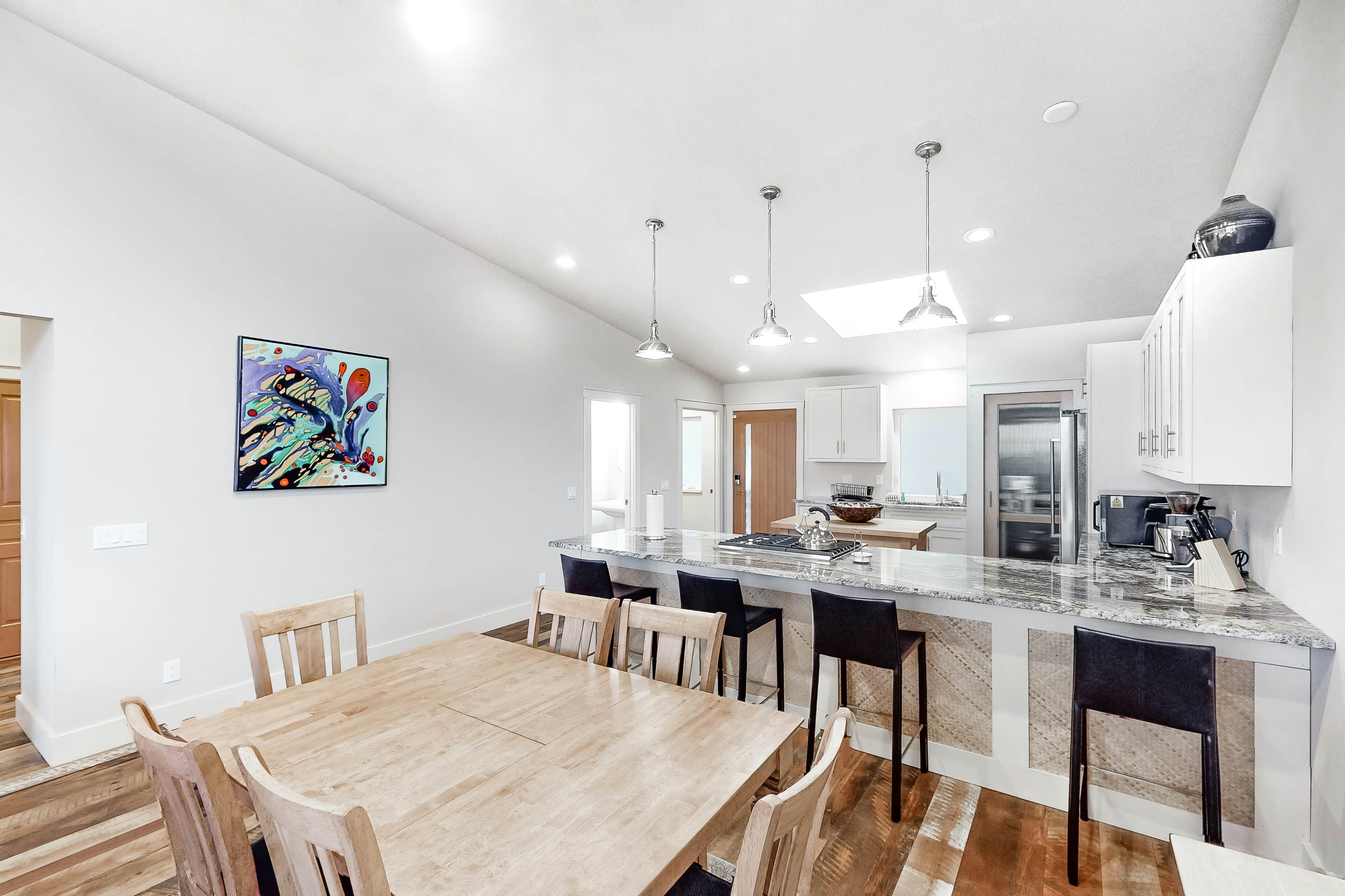 Stunning oceanfront retreat w/ gourmet kitchen & high-speed WiFi - dogs welcome