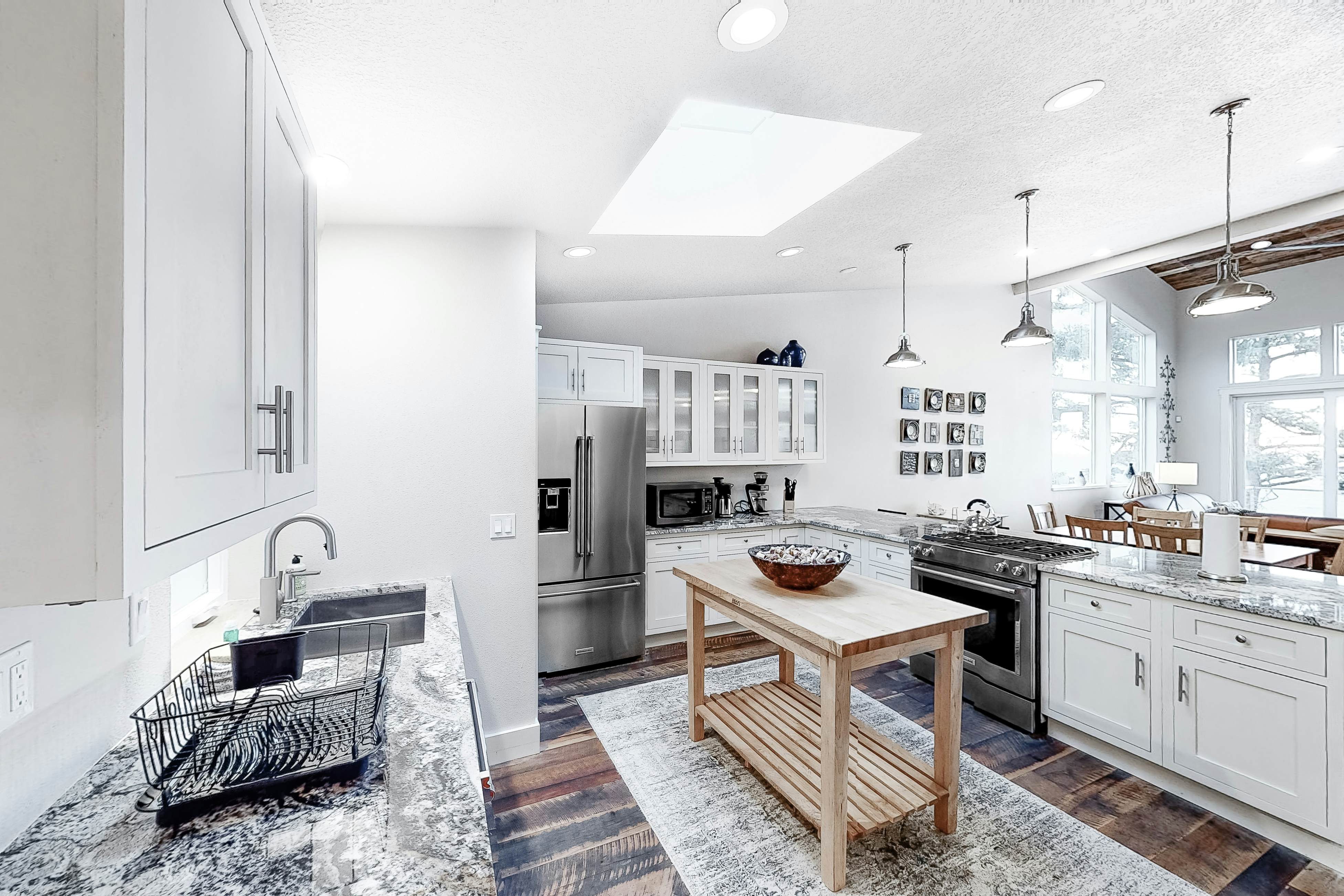 Stunning oceanfront retreat w/ gourmet kitchen & high-speed WiFi - dogs welcome