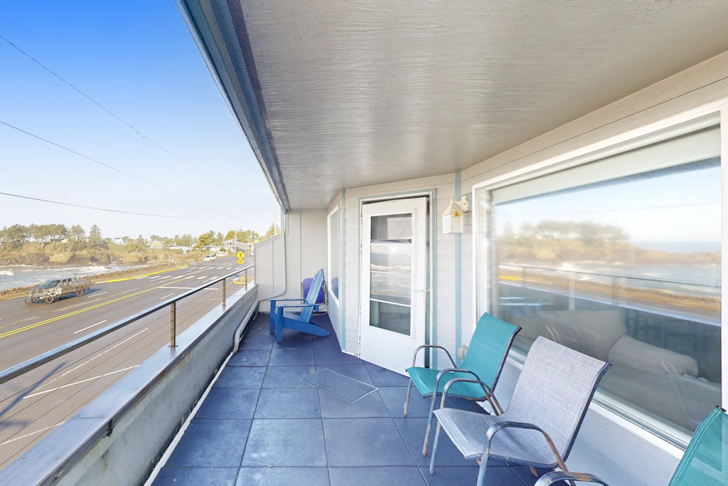 Dog Friendly Waterfront Loft with Seawall and Ocean Views One Block to Harbor