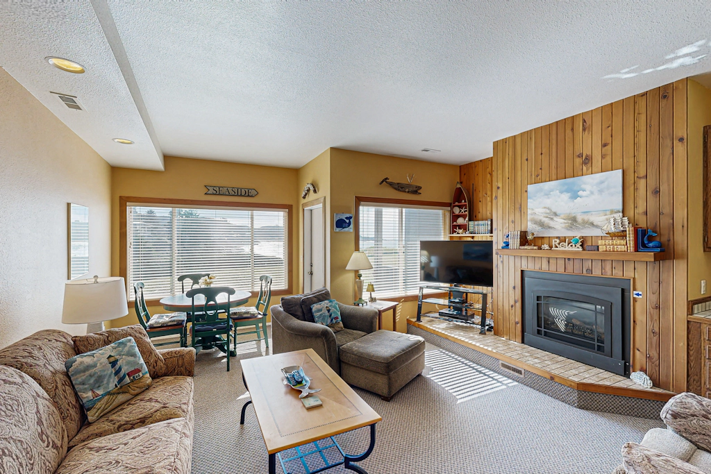 Comfortable ocean view condo with easy access to downtown