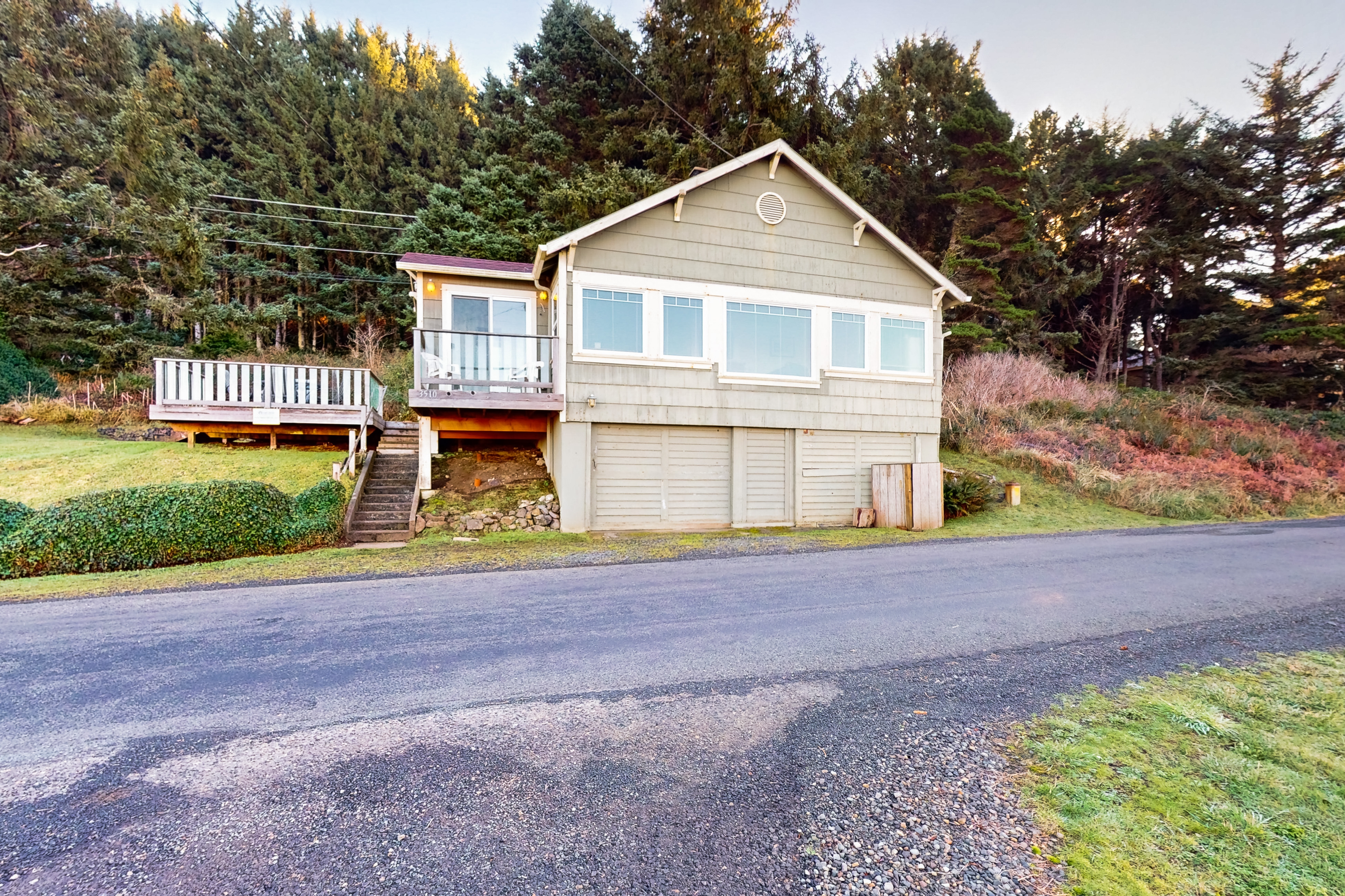 Dog friendly cottage with amazing ocean views whale watching