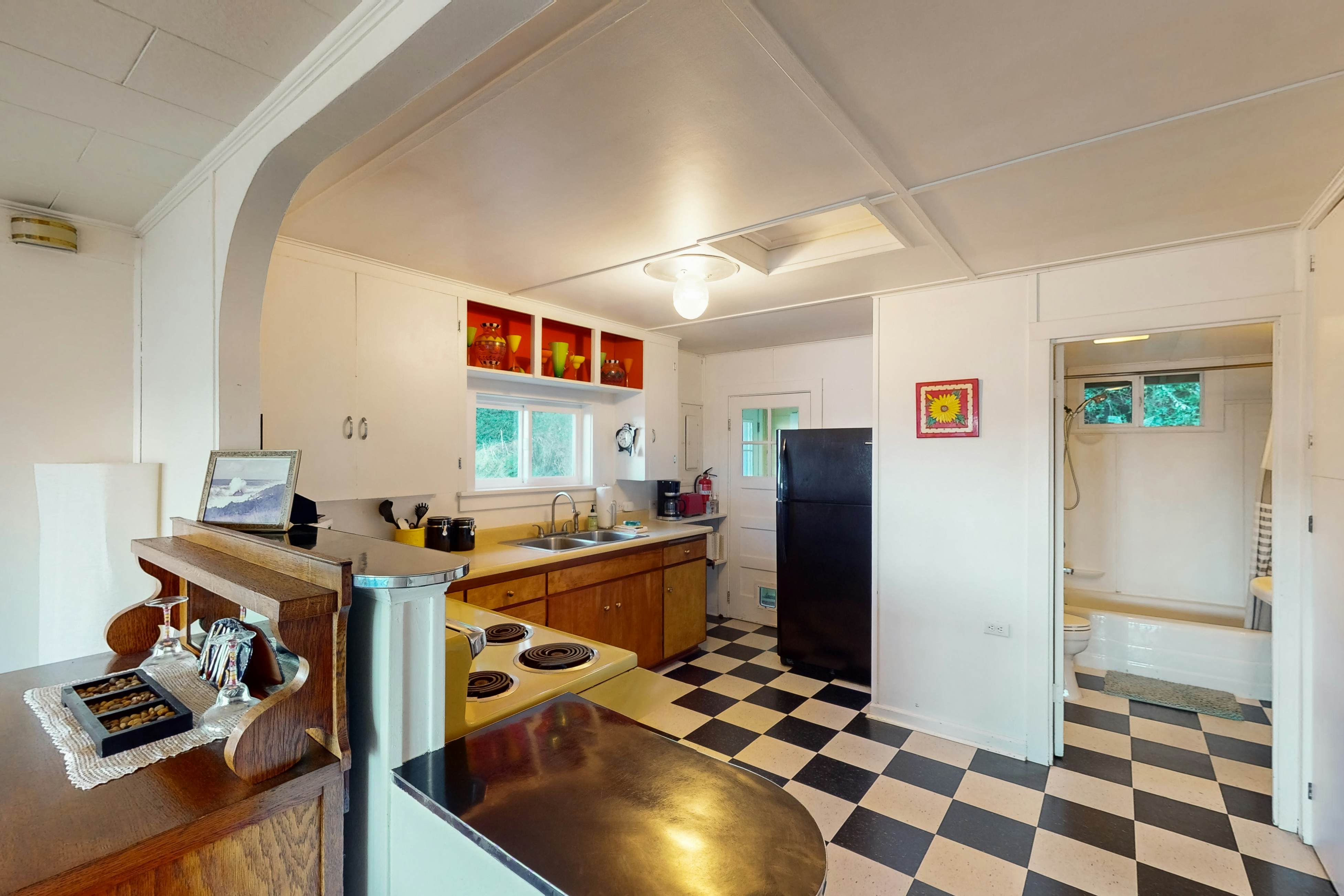 Dog-friendly cottage with amazing ocean views, whale watching