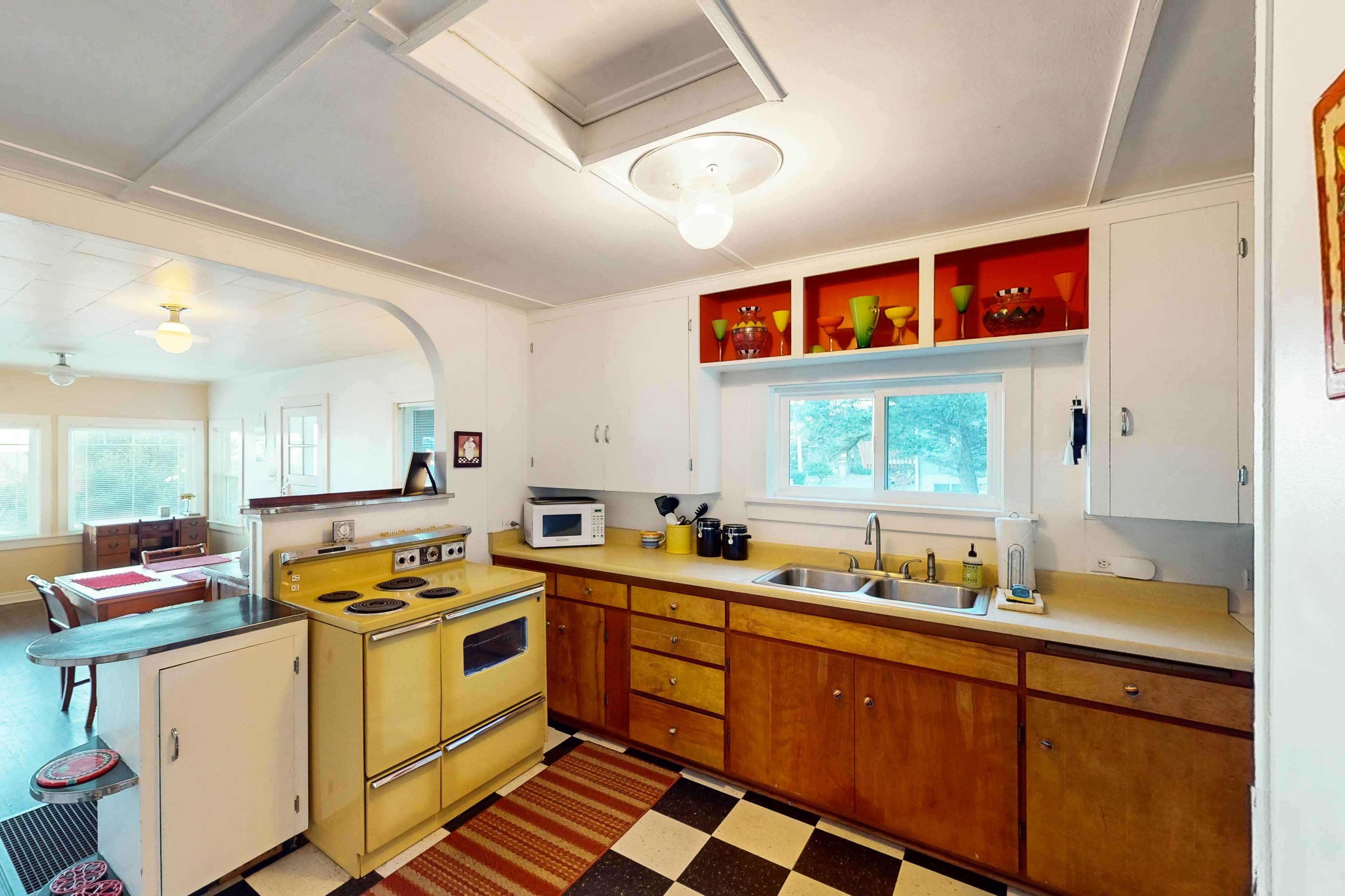 Dog-friendly cottage with amazing ocean views, whale watching