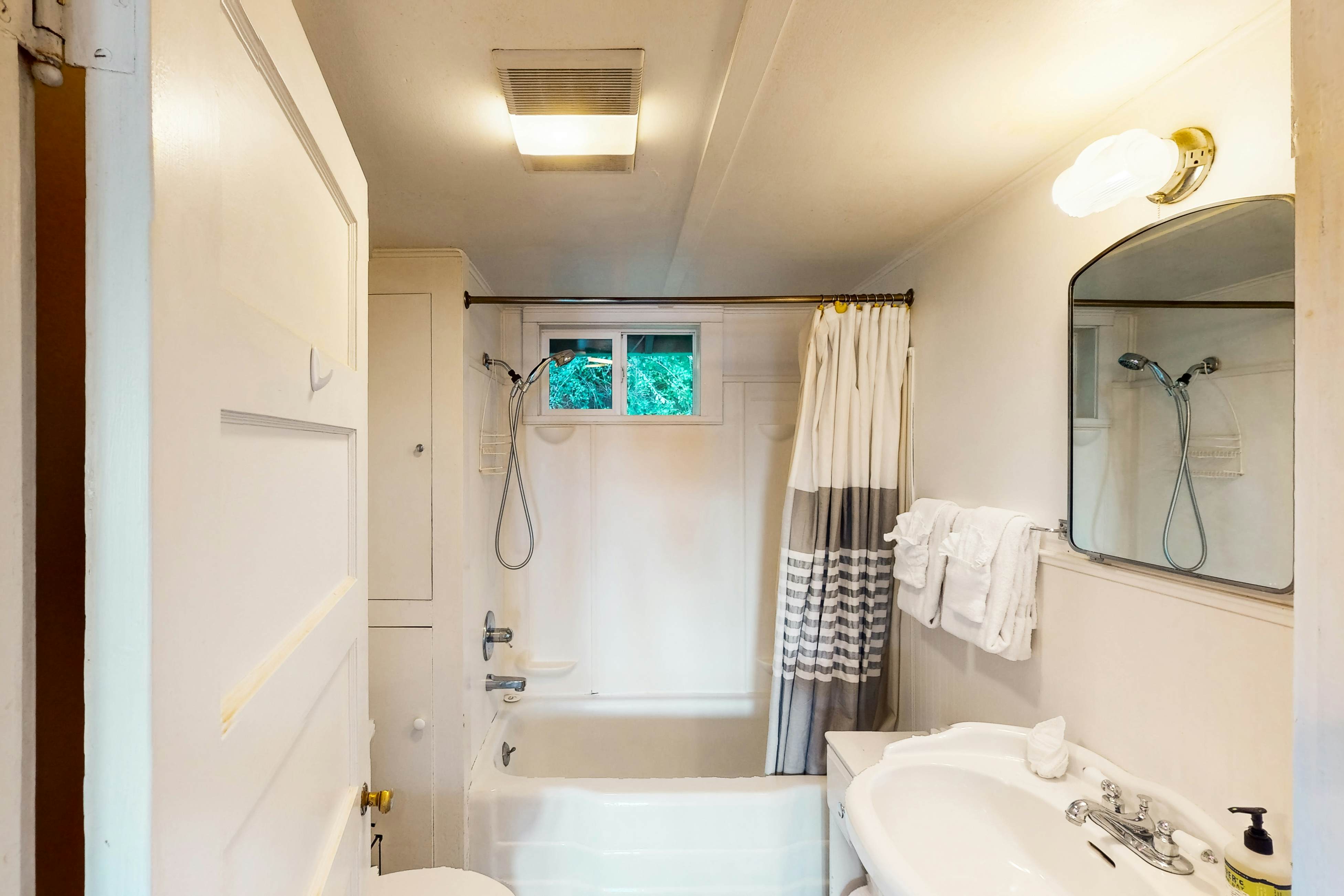 Dog-friendly cottage with amazing ocean views, whale watching