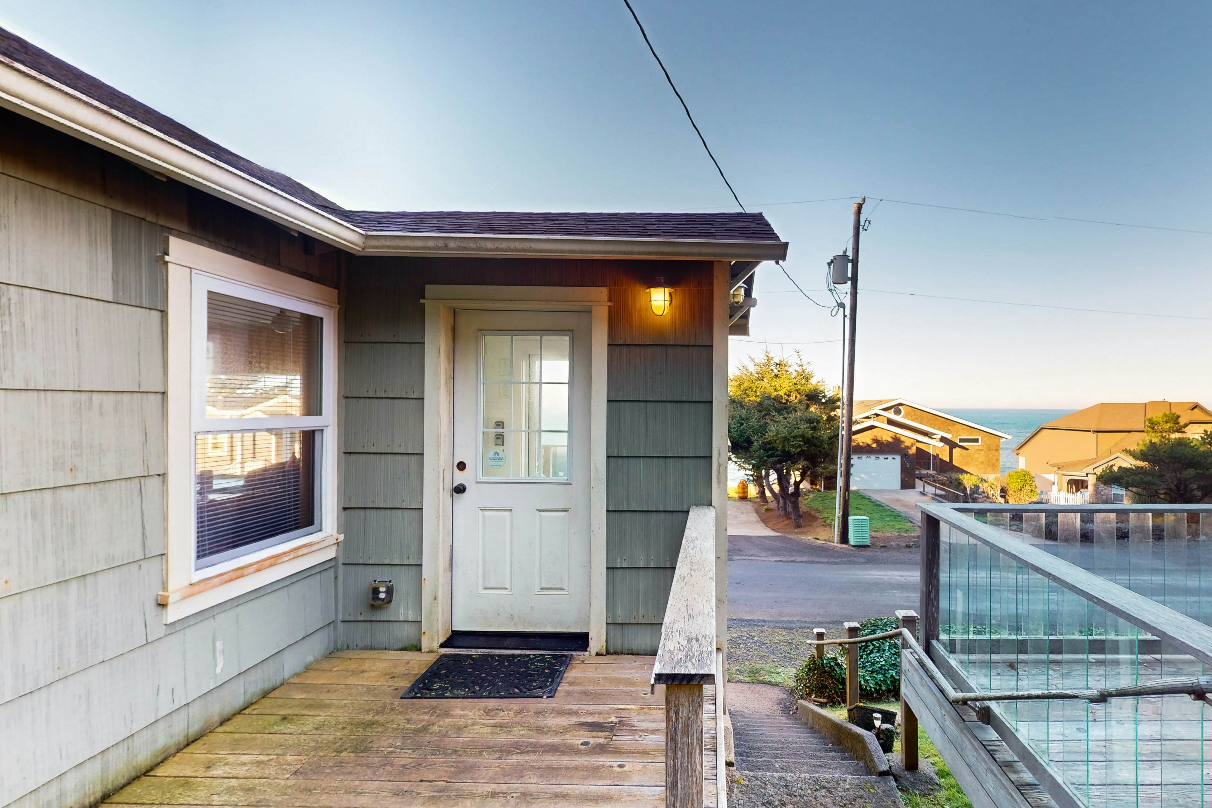 Dog-friendly cottage with amazing ocean views, whale watching